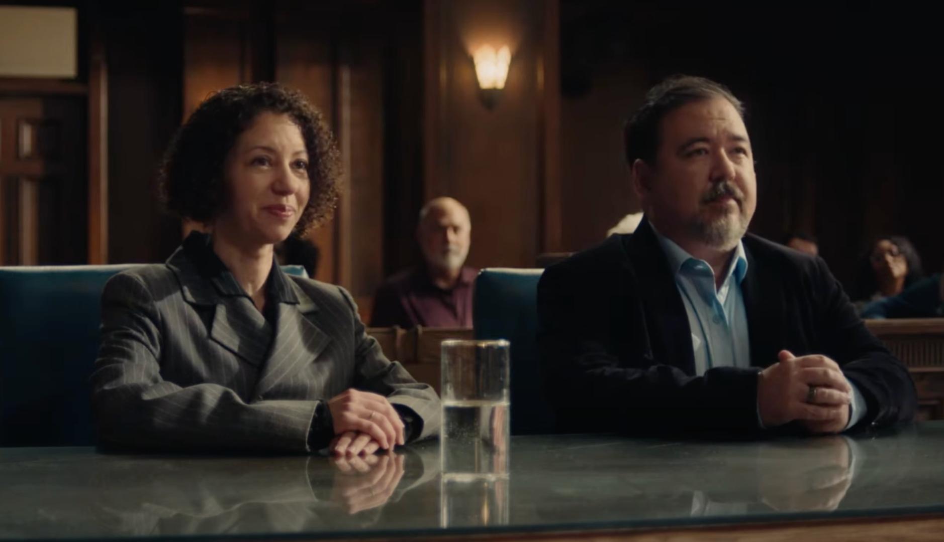 una madre y un padre sentados en el supuesto juicio de lingokids