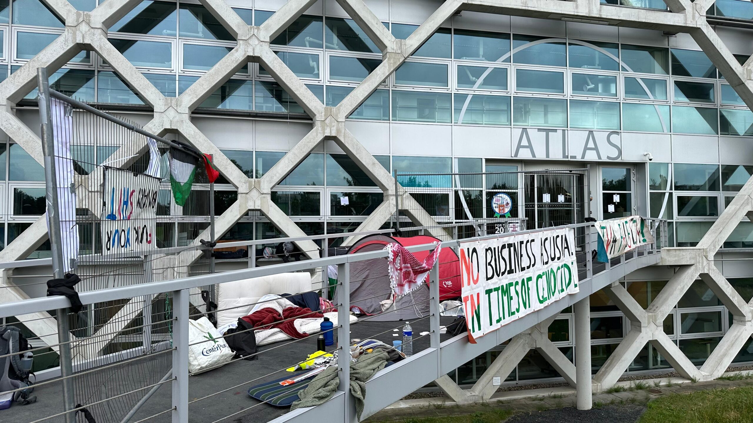 活動家は、アトラスを再びブロックします