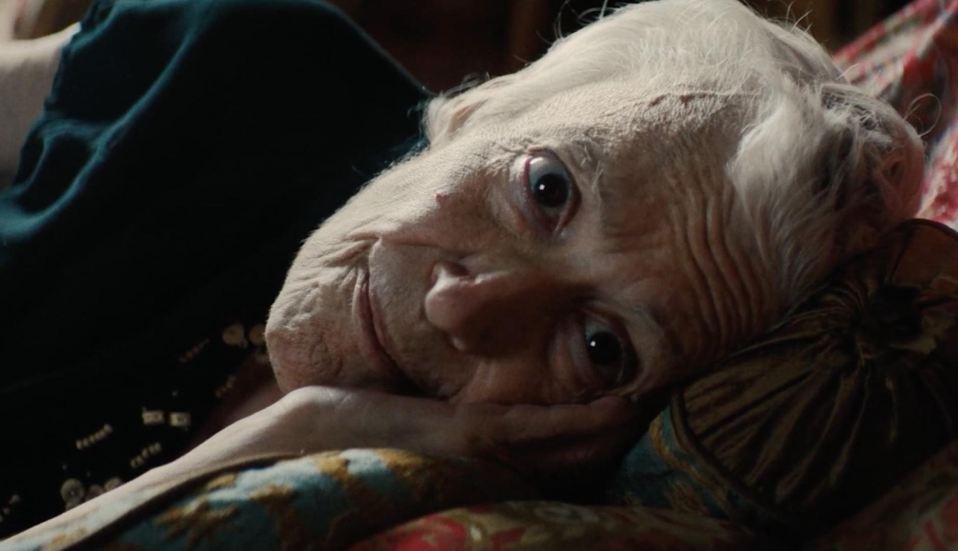 Ilon Specht tumbada en su sofá mirando a cámara