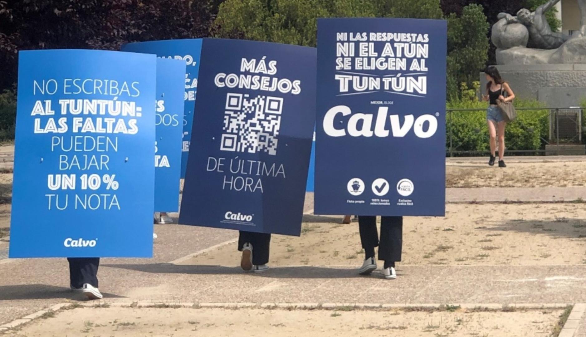 los carteles de los hombres anuncio paseando por la entrada de la universidad complutense de Madrid