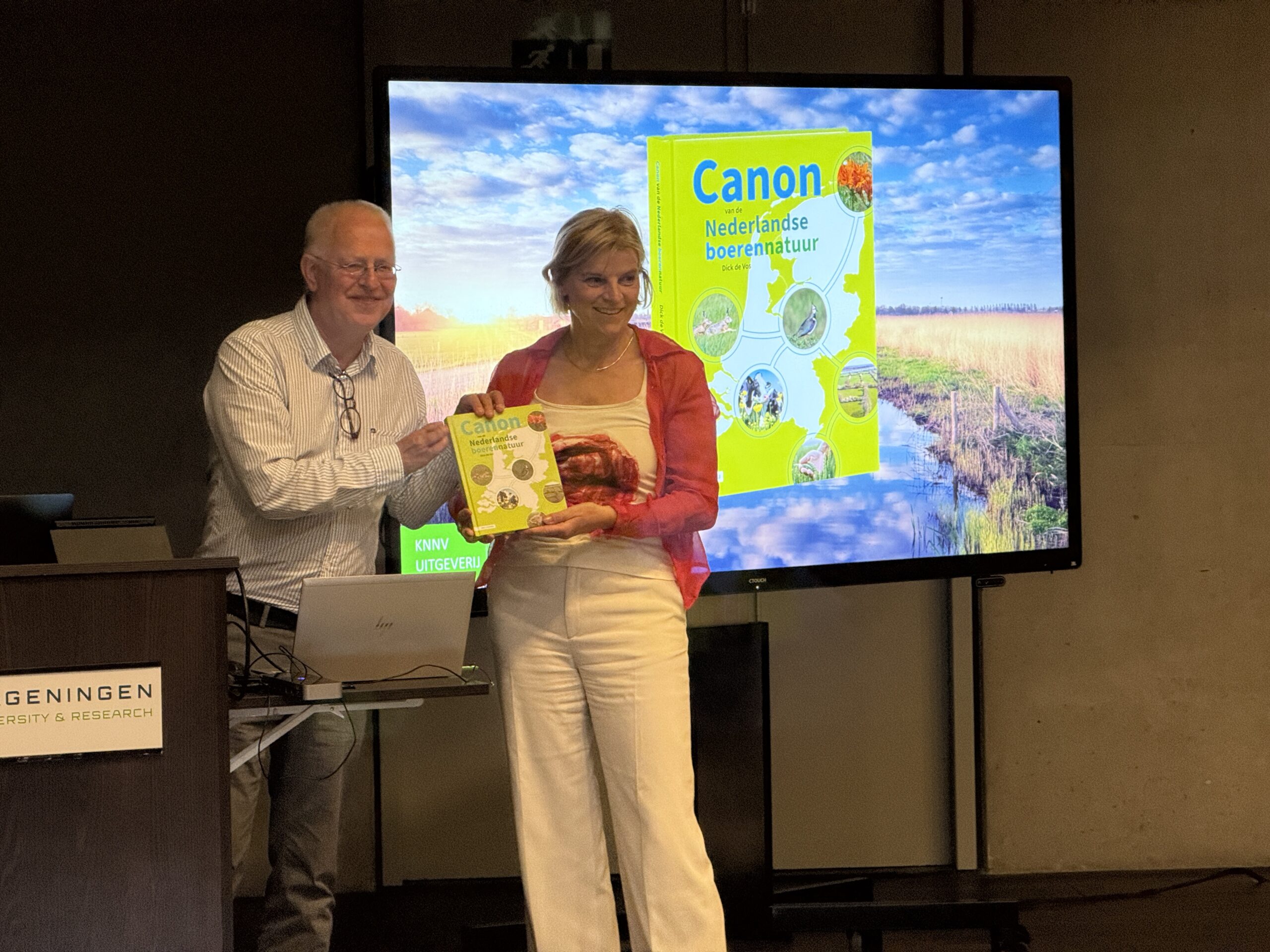 Canon-auteur Dick de Vos en WUR-bestuursvoorzitter Sjoukje Heimovaara. Foto Resource