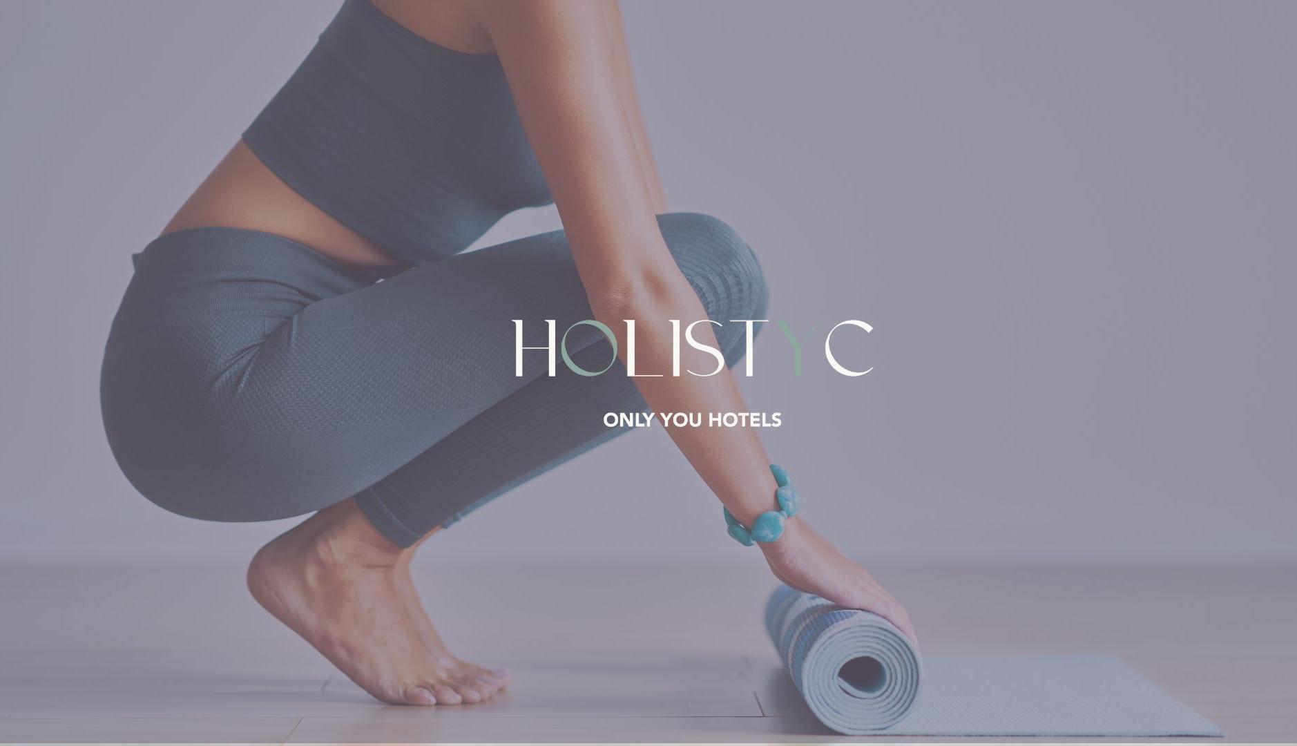 una chica recogiendo su esterilla de yoga