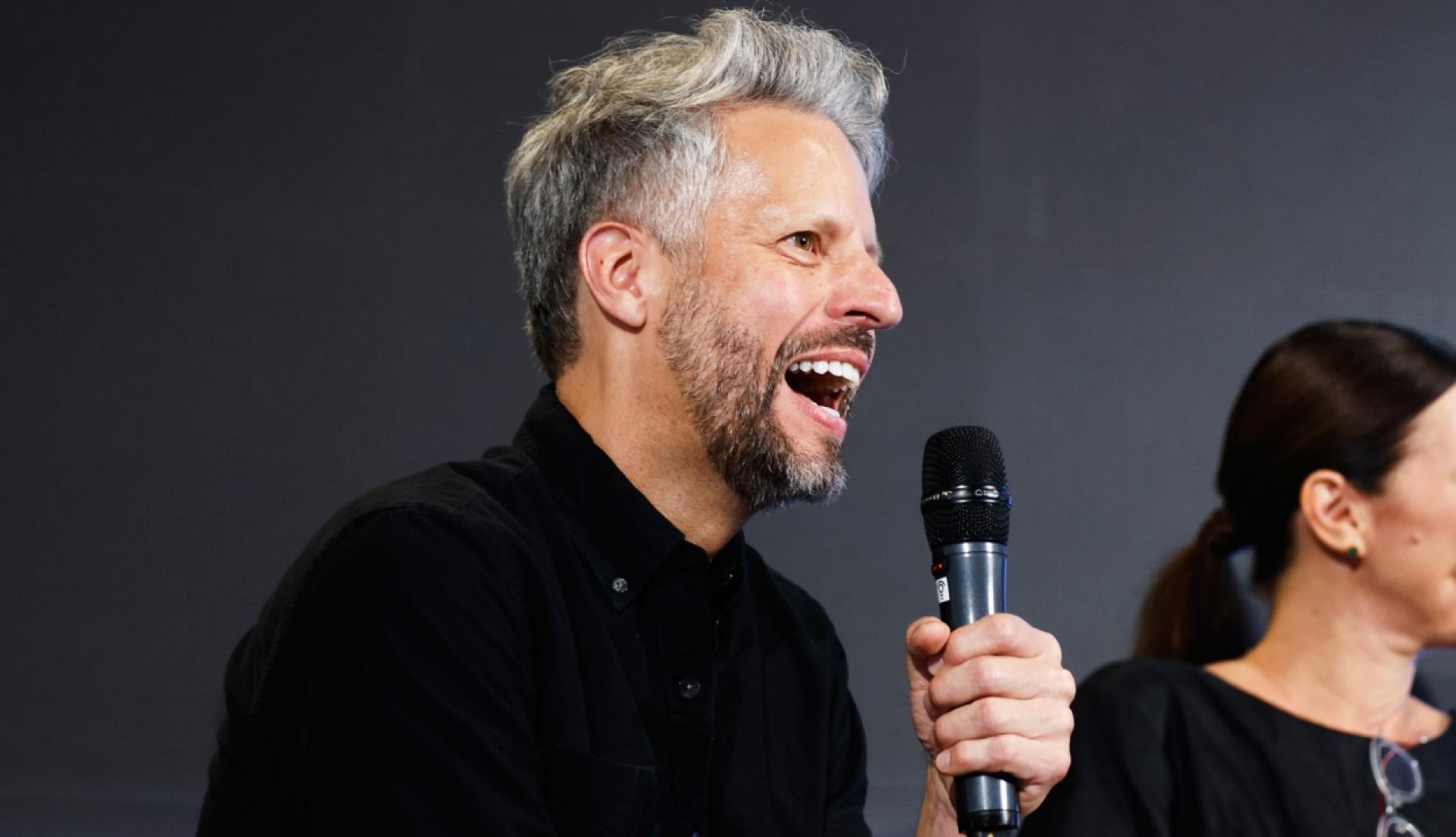 anselmo ramos con un microfono en la mano