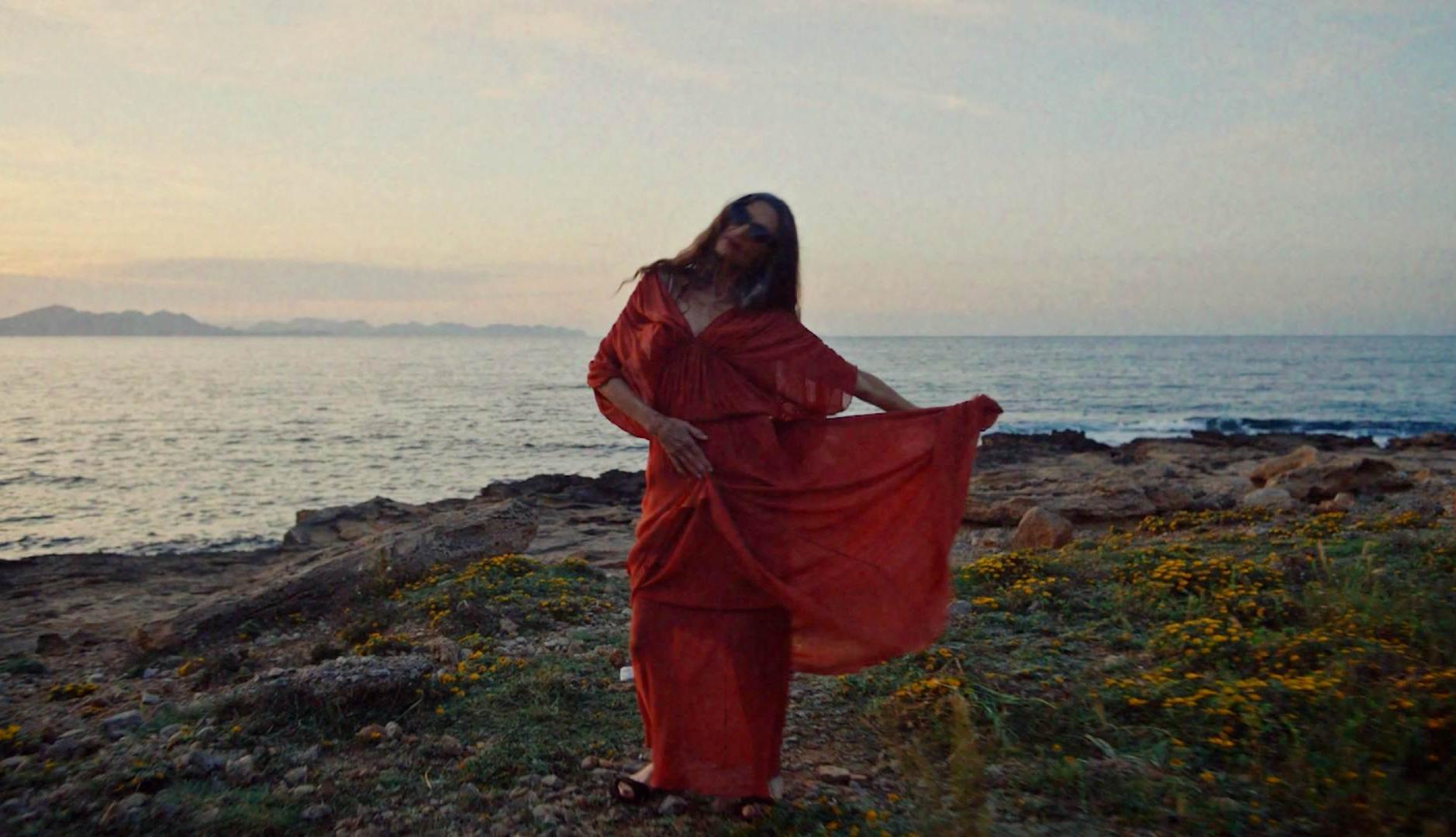 Angela Molina bailando al atardecer
