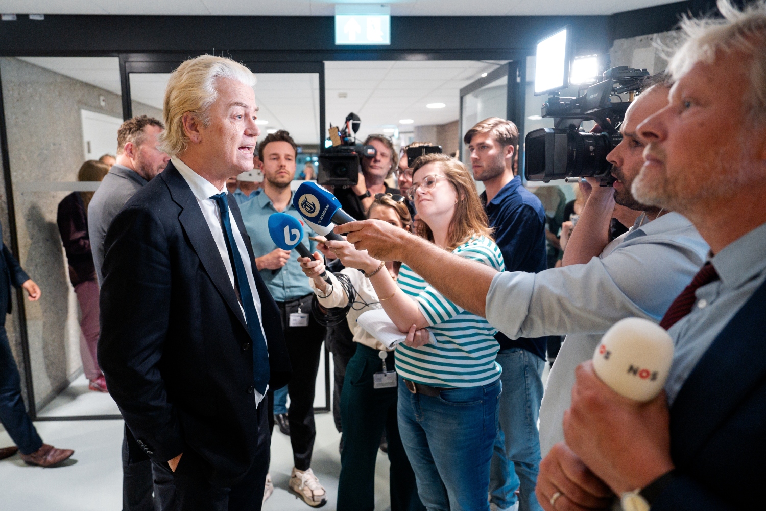 キャビネットのケース：高等教育の結果は何ですか？