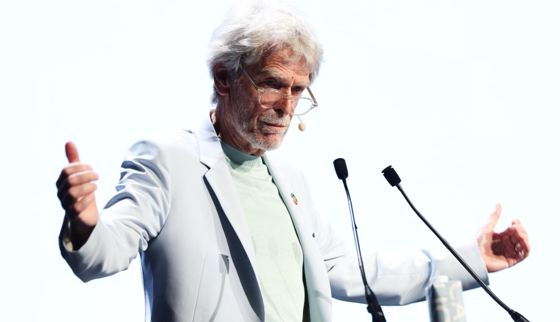 John Hegarty en el escenario de Cannes Lions