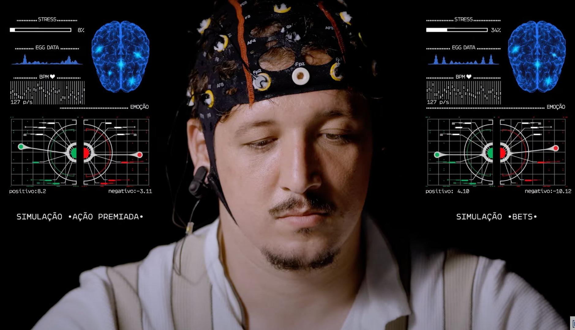 Hombre con casco de electroencefalografía