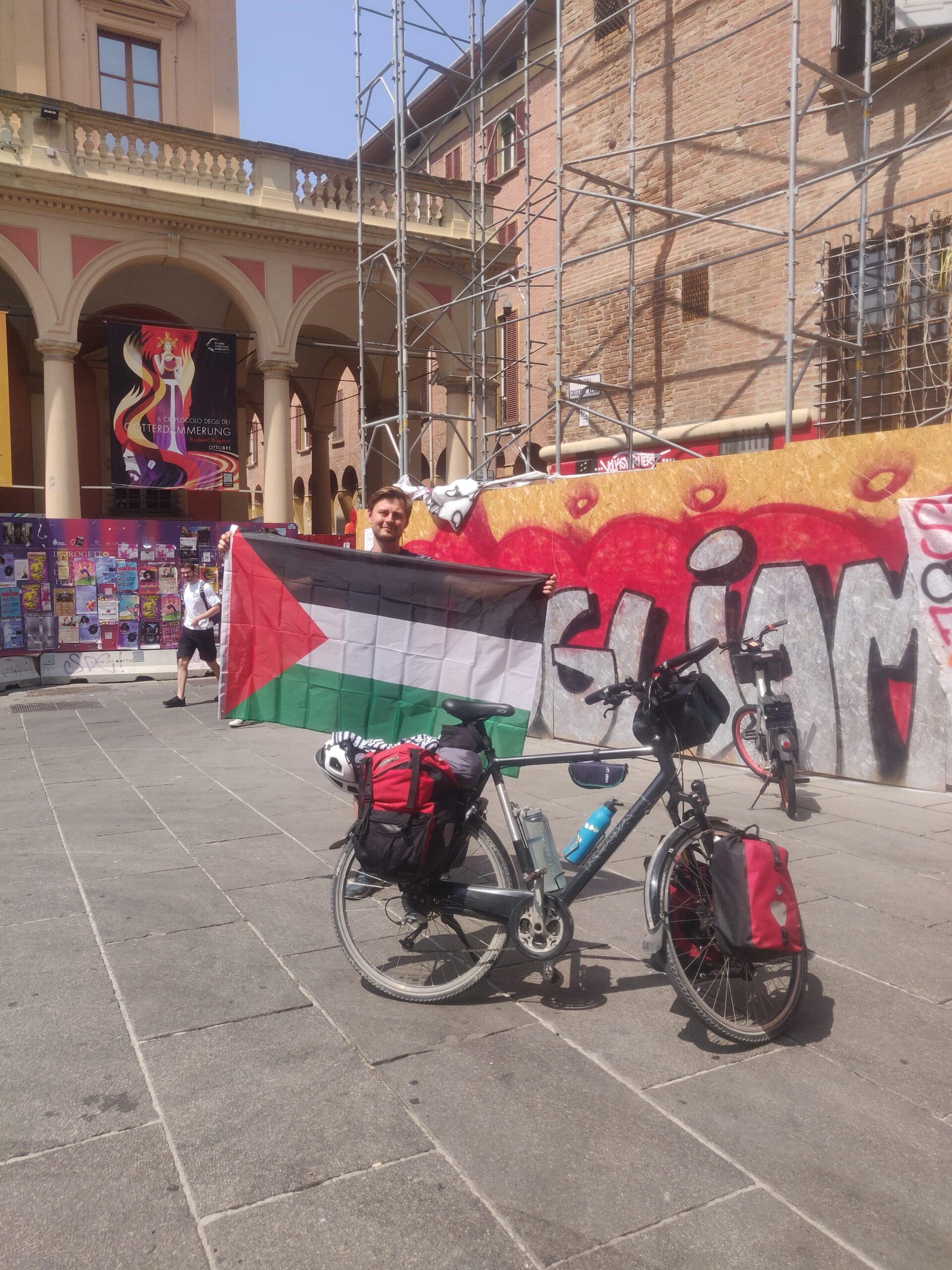 学生は、殺されたパレスチナ人ごとに100メートルサイクルを繰り返します