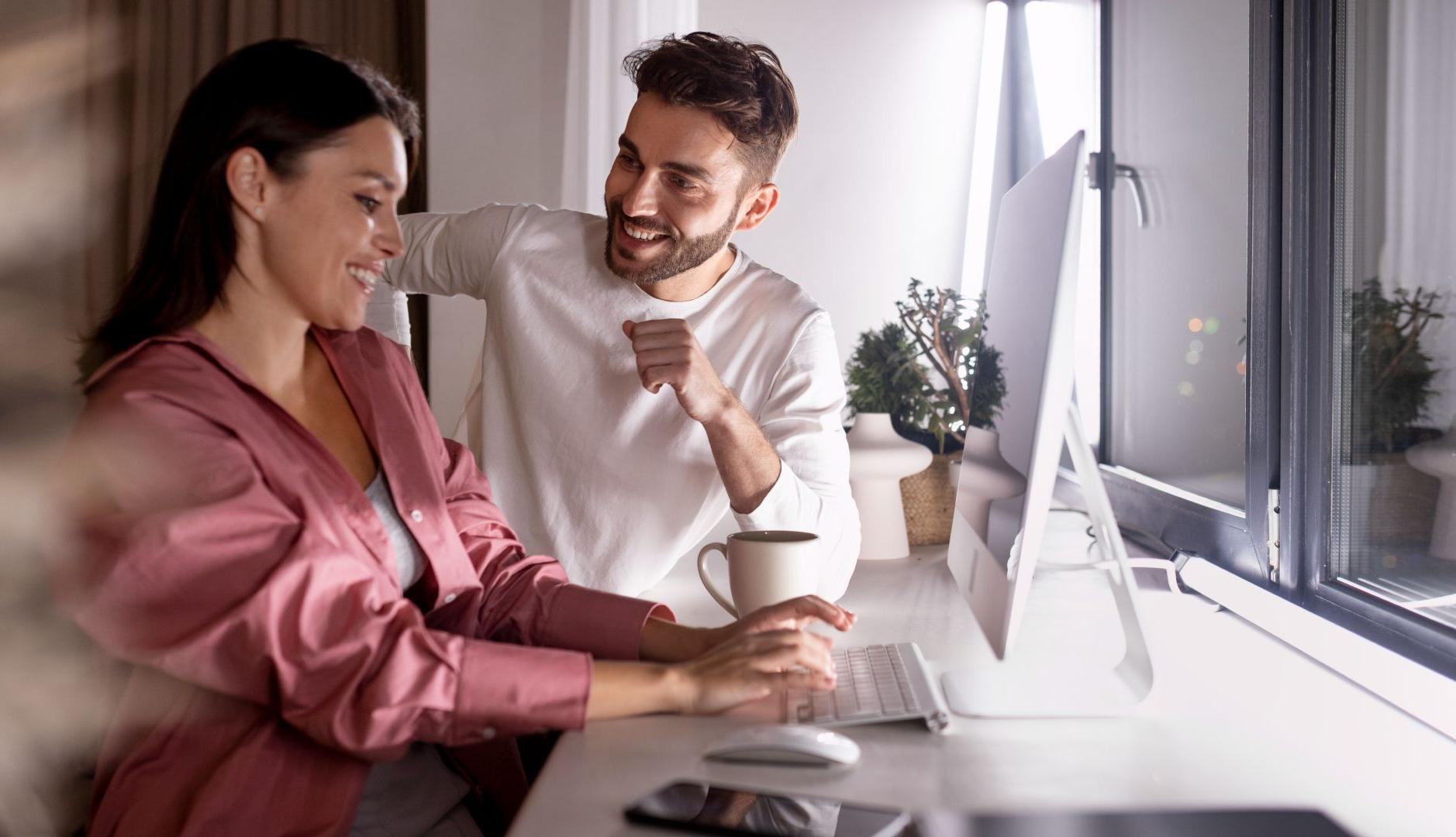 Hombre y mujer hablan en la oficina