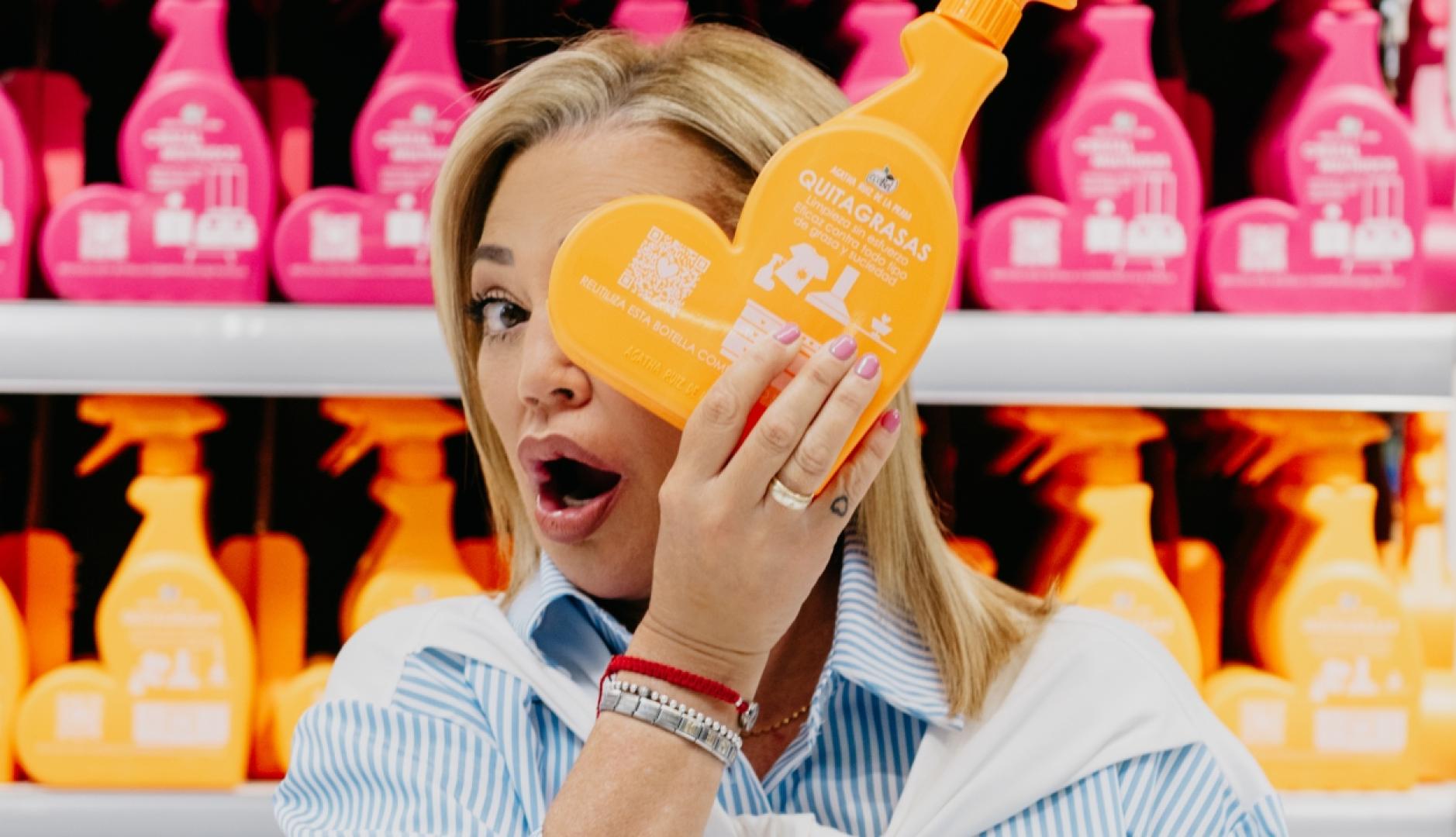 belen esteban jugando con un spray de ecobel con cara de sospresa