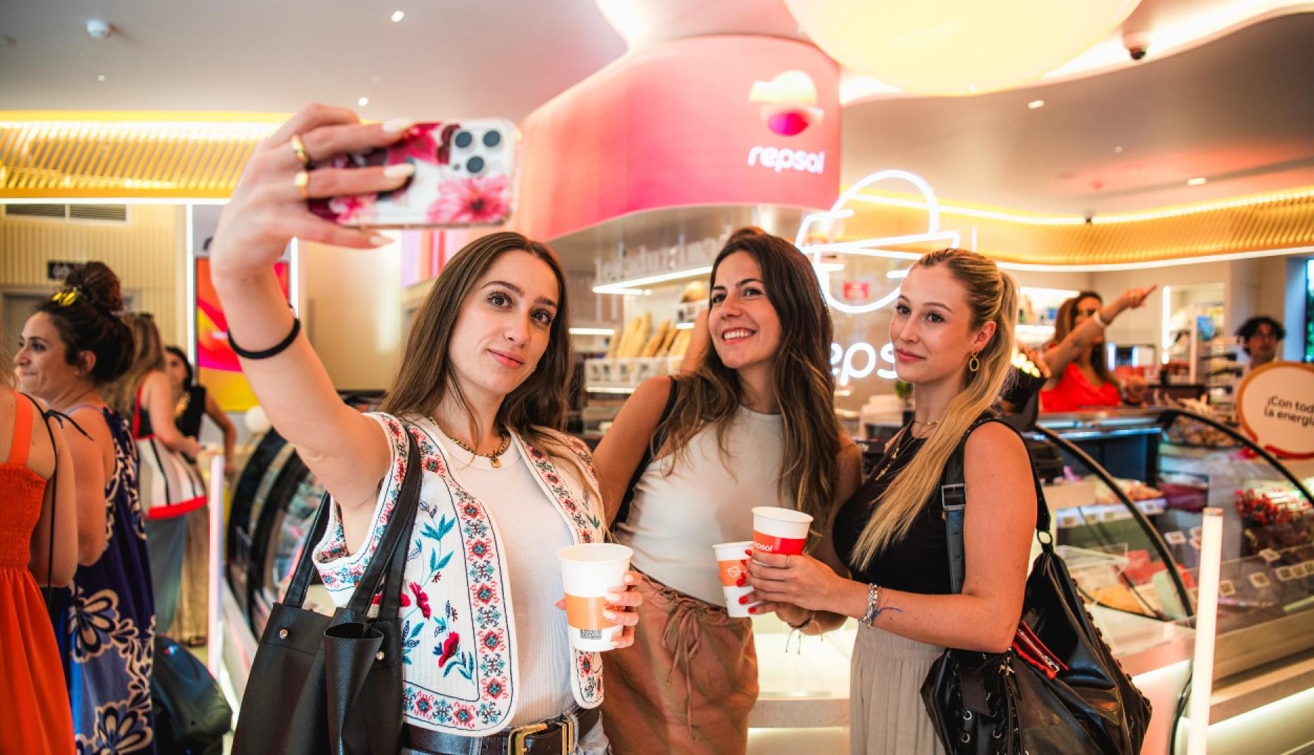 Repsolは、コーヒーパーティーのトレンドとともに、ステーションをミーティングポイントに変えたいと考えています