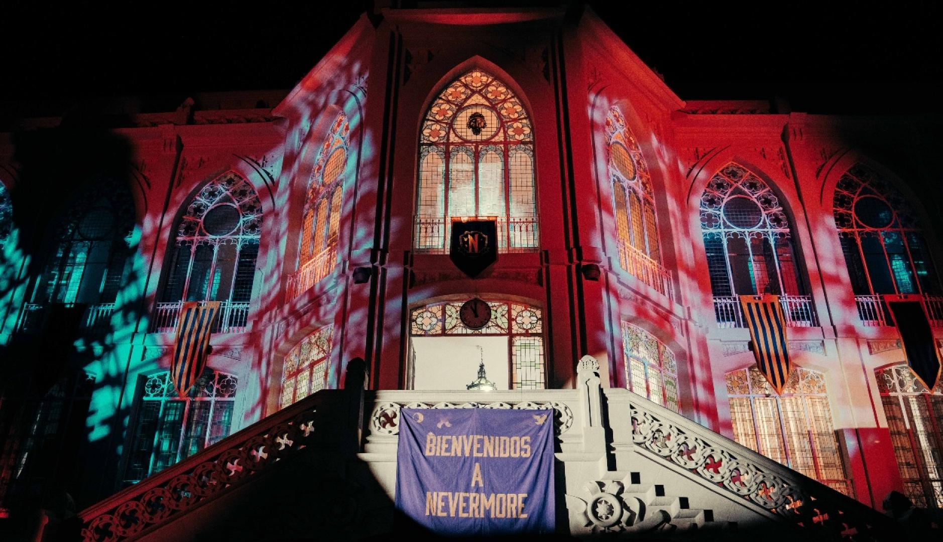 Netflixは、マドリードの学校で訪れることができる「水曜日」のネバーモアアカデミーを再現します