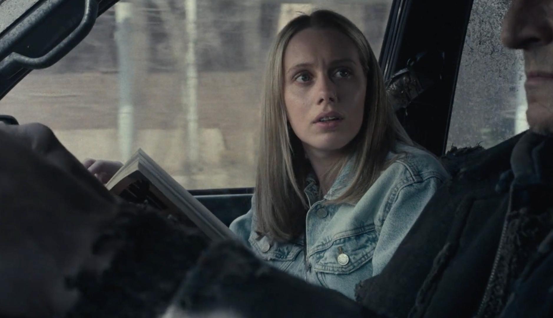 Chica con un libro en un coche