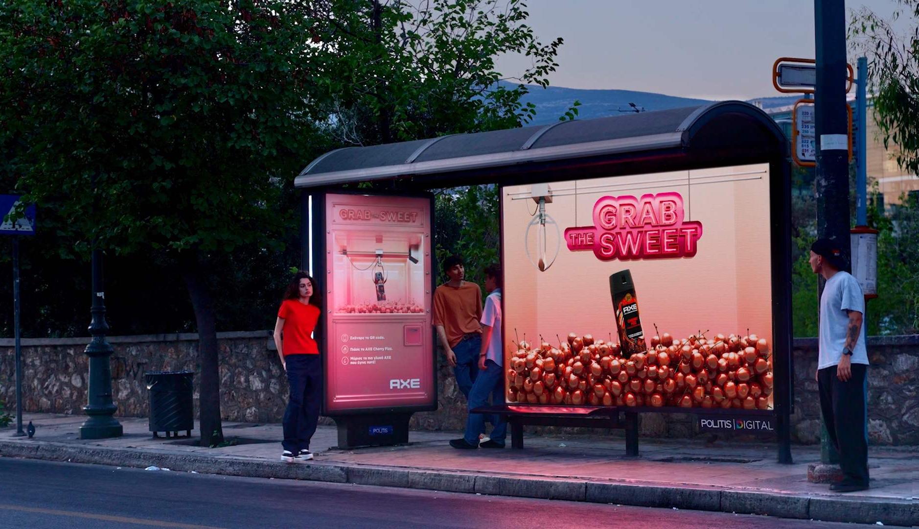 Parada de autobús con publicidad de Axe