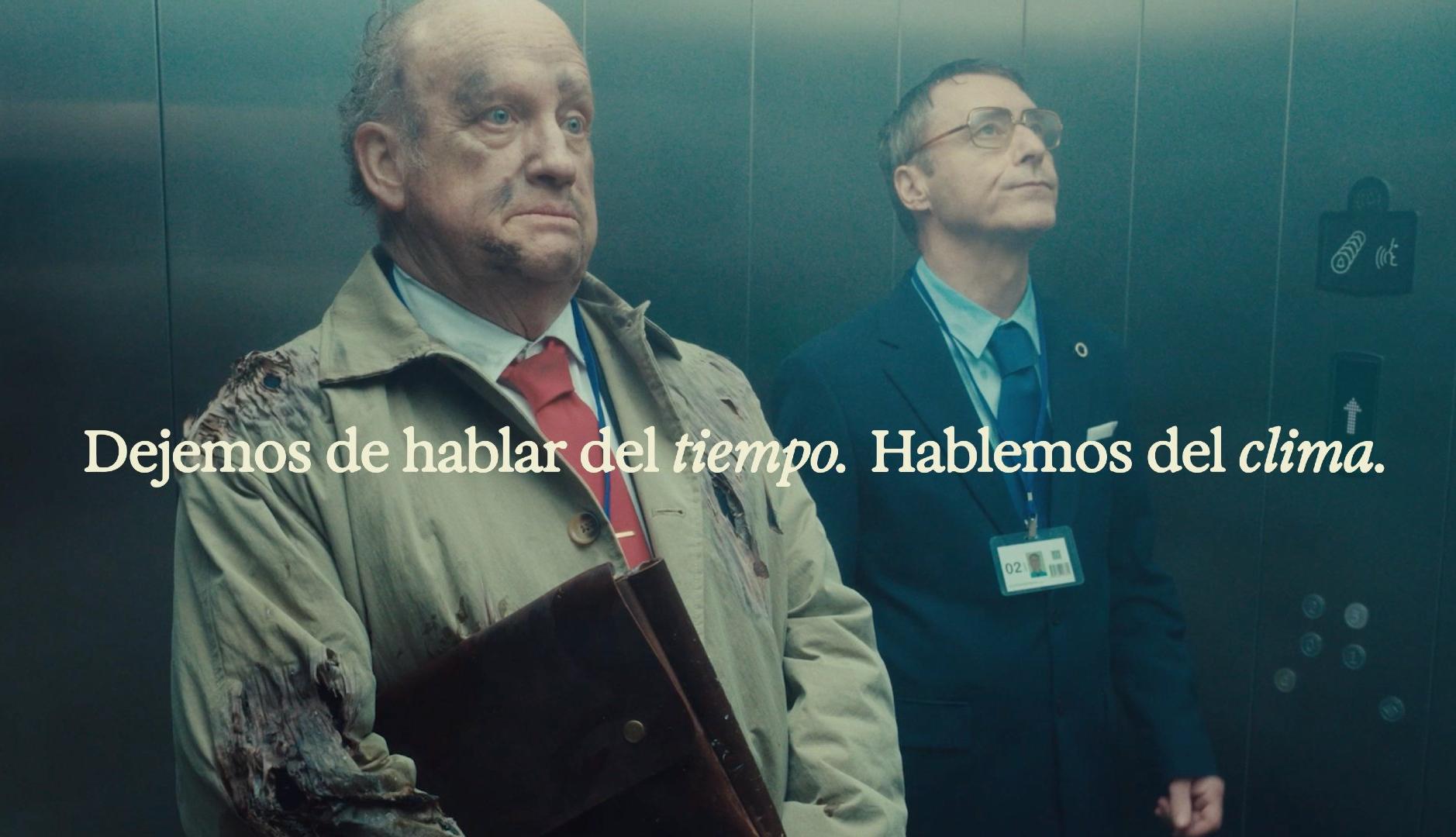 Dos hombres en un ascensor, uno de ellos quemado