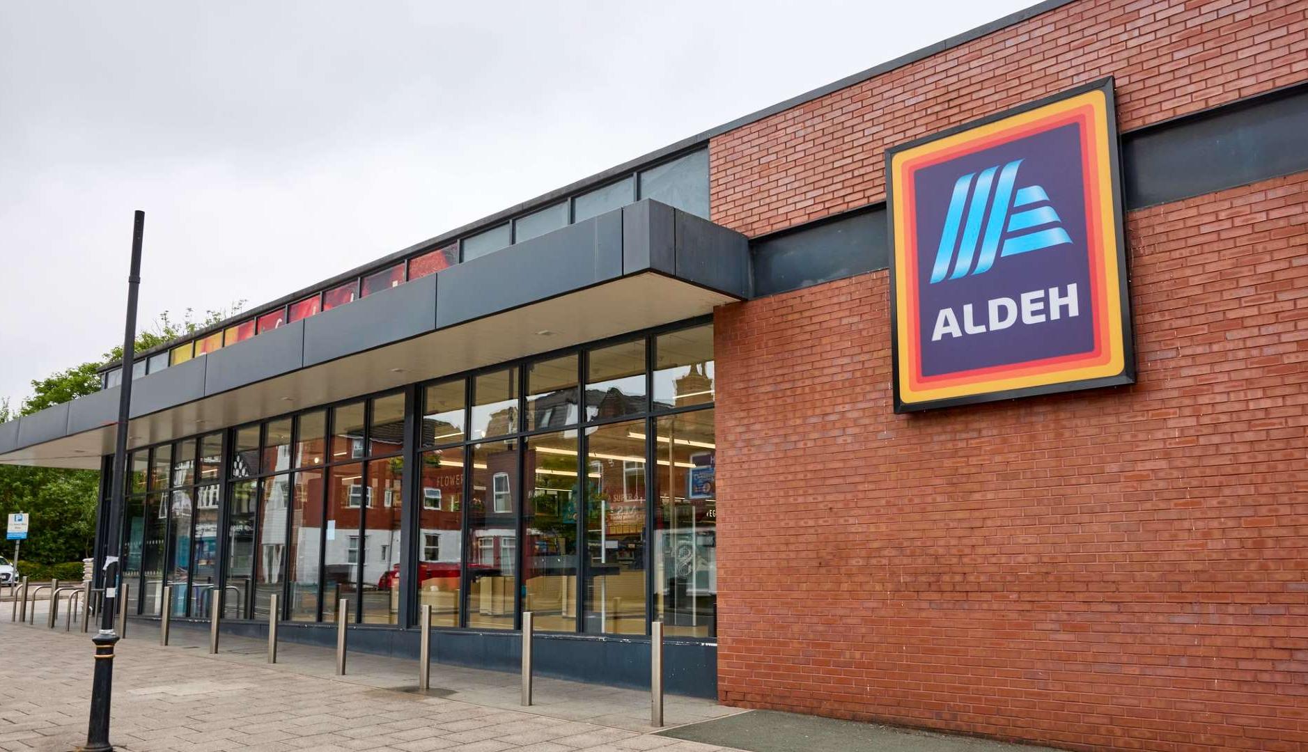 アルディは、再会のツアーの前にオアシスのファンとつながるためにメルカスターの「アルデ」と呼ばれています