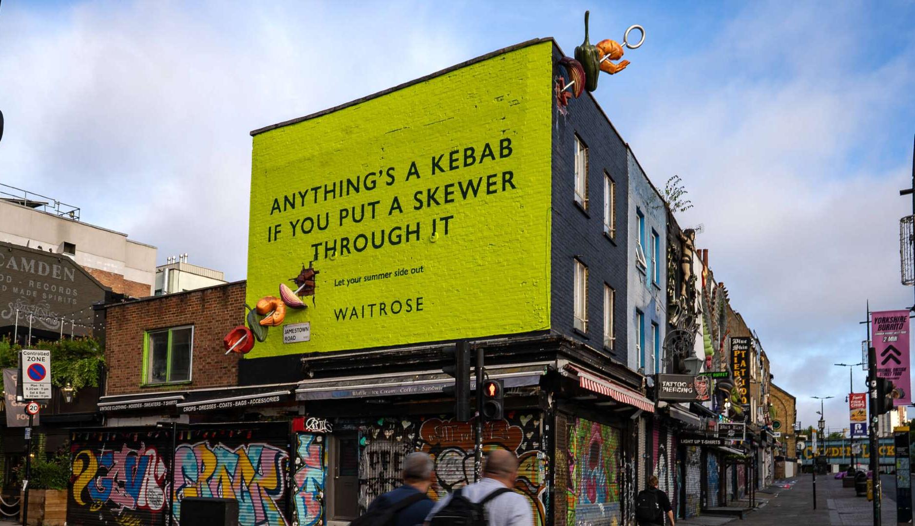 ウェイトローズスーパーマーケットは、広告のフェンスを串に変換する夏の食事を祝います