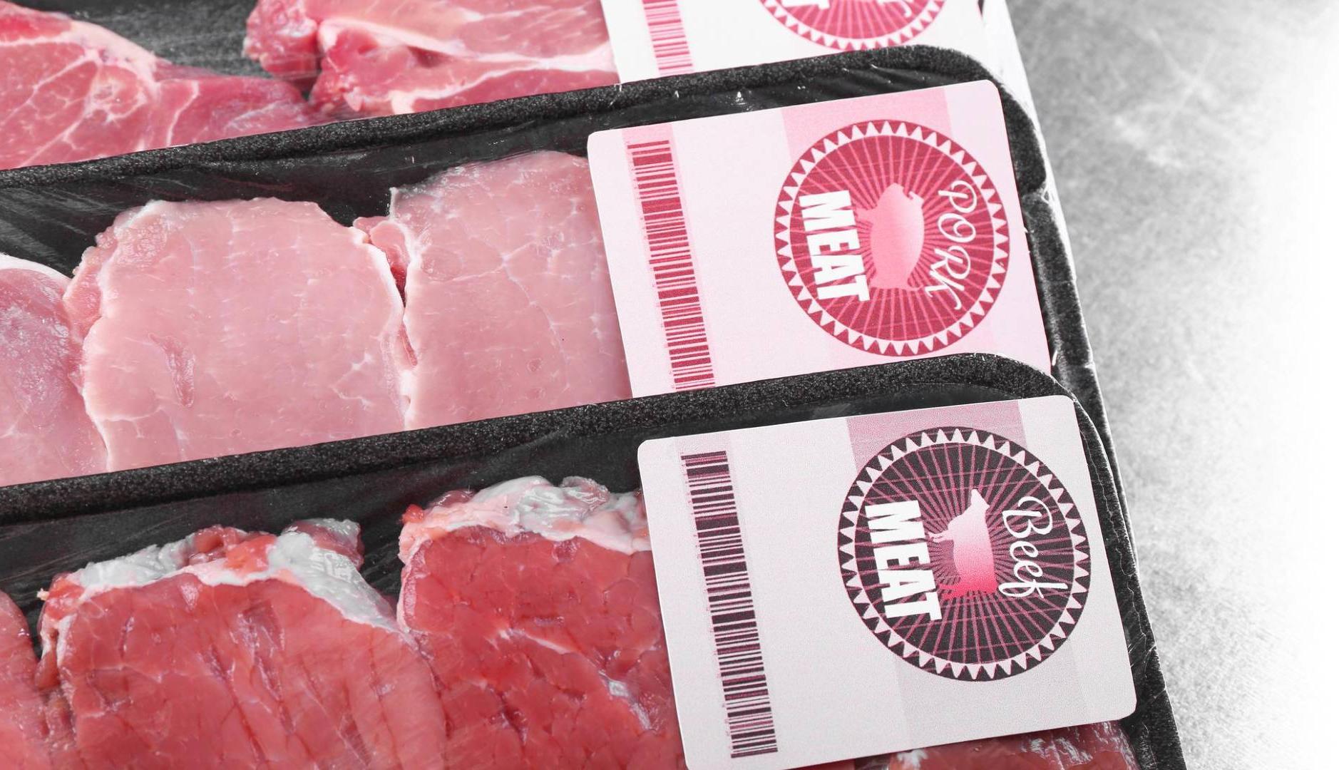 Bandejas de carne con etiquetas
