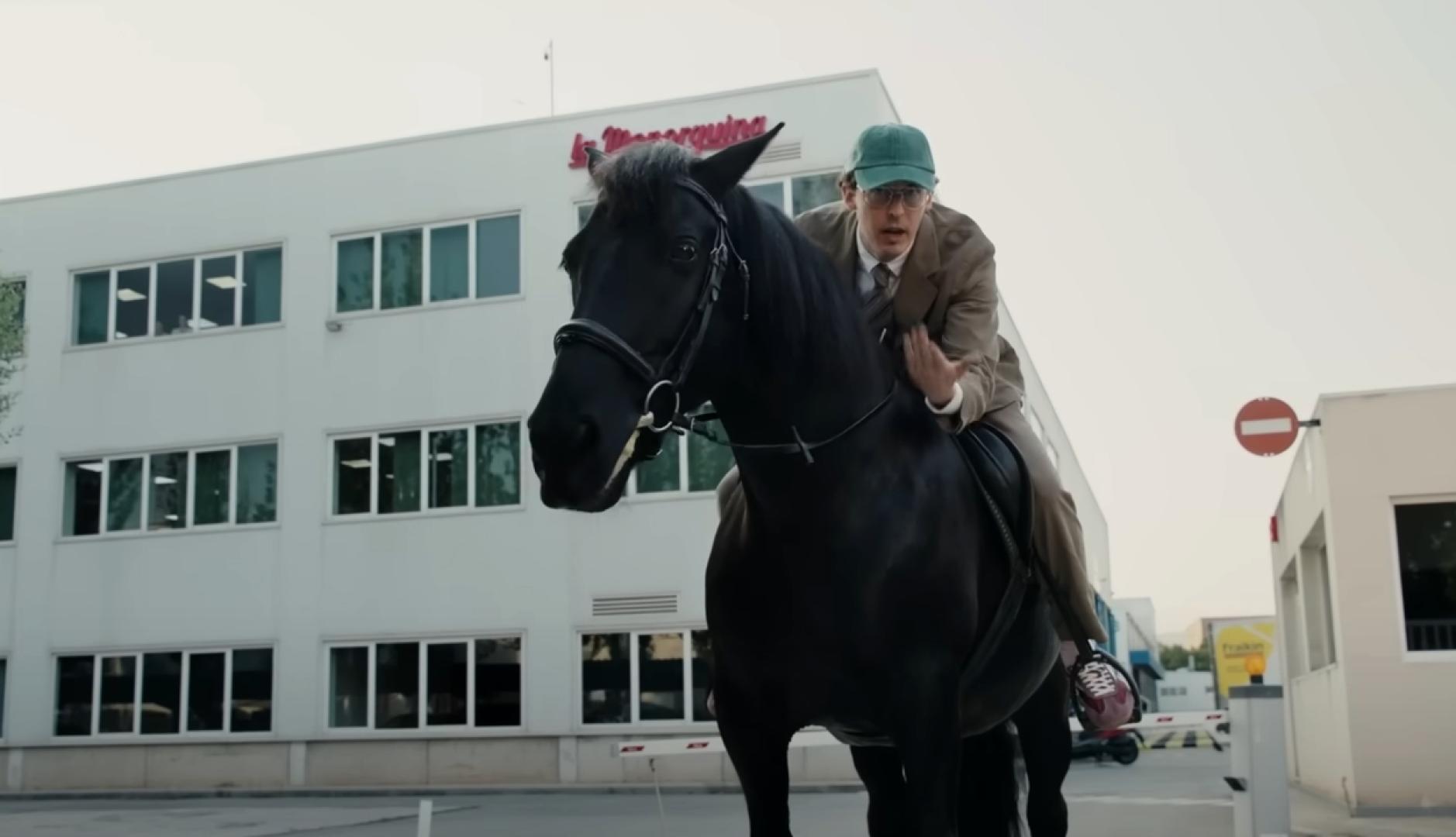 メナーナーは、「クリエイティブコンサルタント」の姿に関する陽気なシリーズの最初の章を開始します