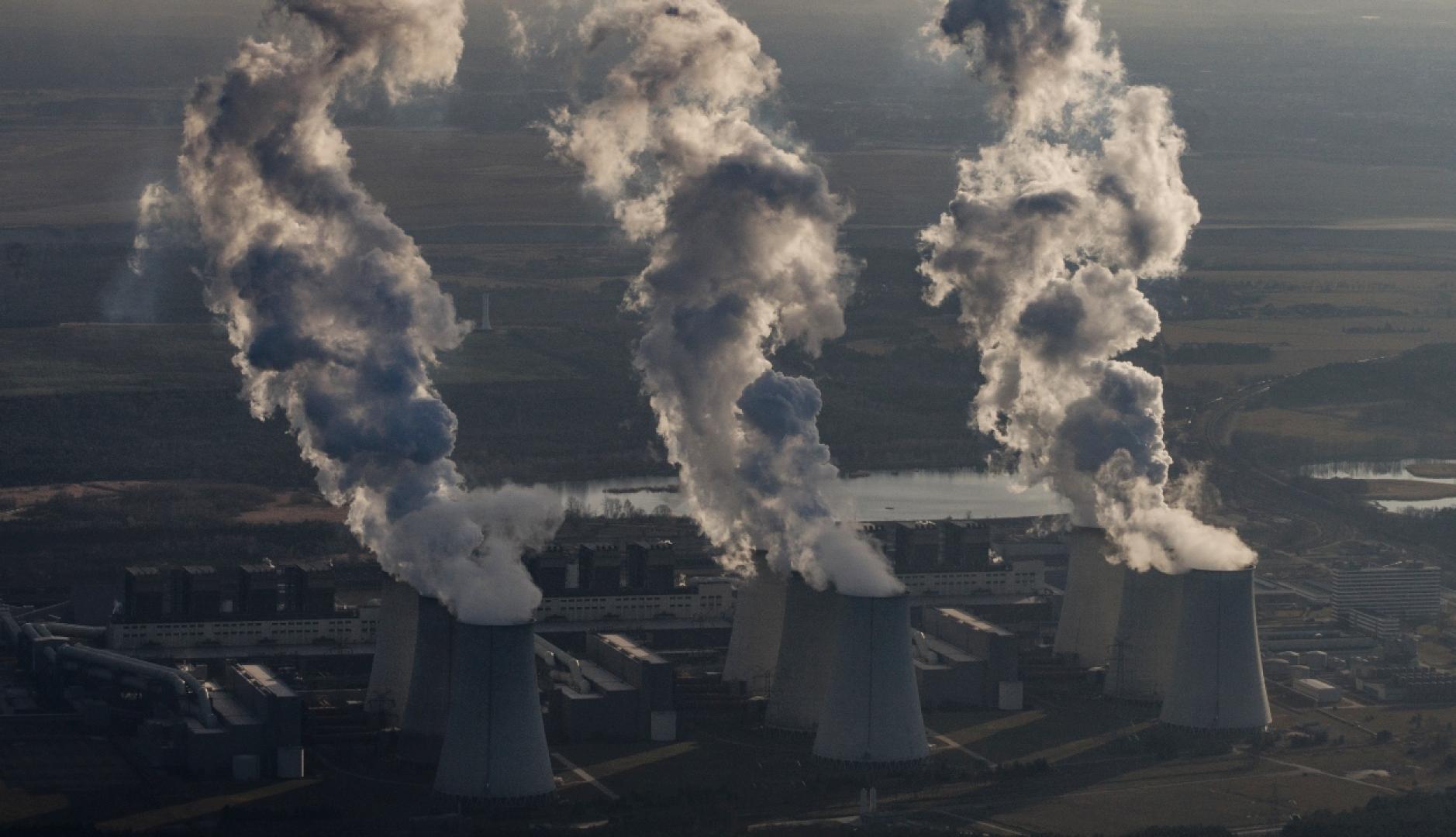 columnas en una fábrica echando humo