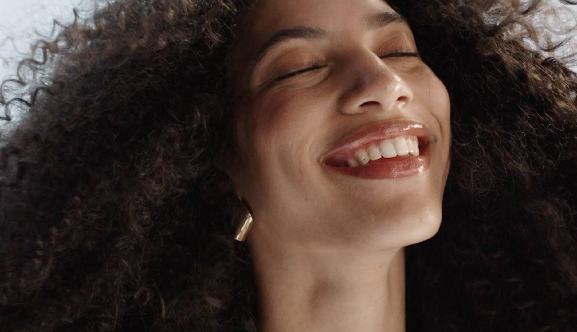 Primer plano de una chica, con foco en el pelo