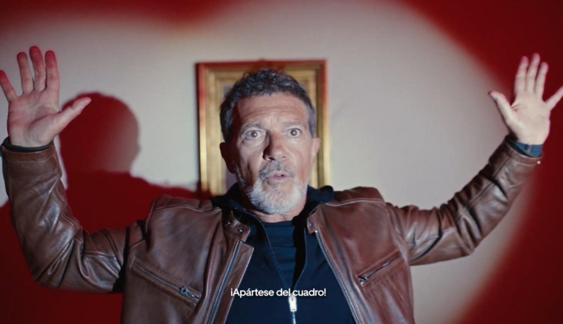 Antonio Bandera con las manos arriba y cara de susto en un muso