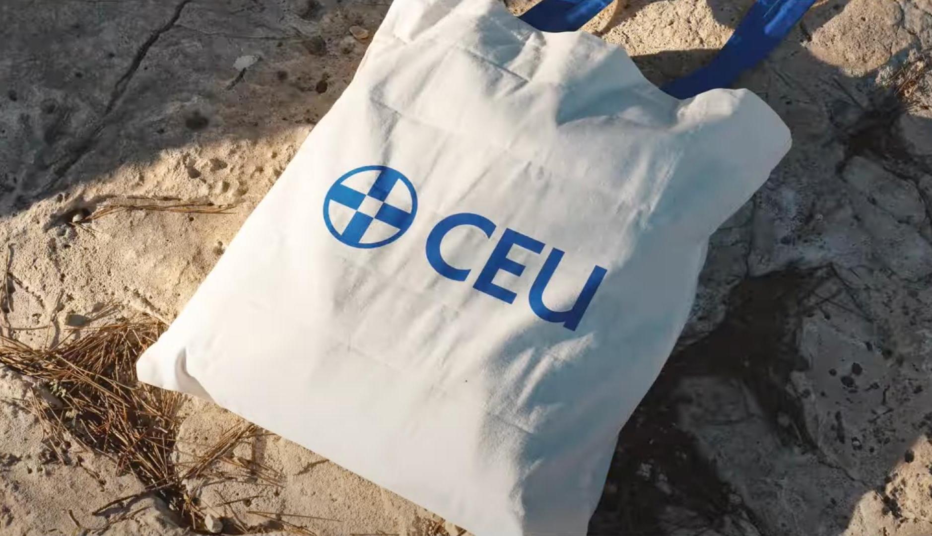 CEU大学は、視覚的アイデンティティの更新により、未来に向けて予測されています