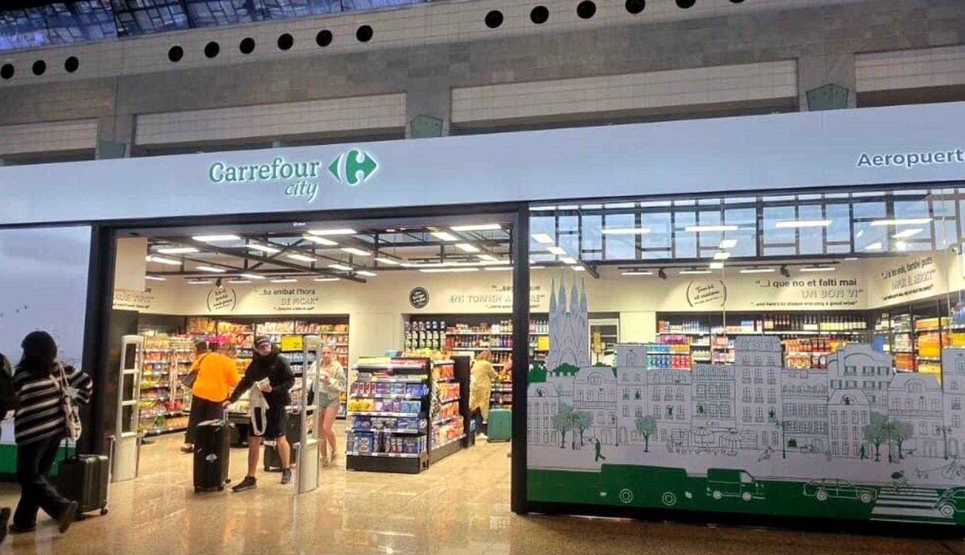 Imagen de la entrada a la tienda de Carrefour en el aeropuerto de Barcelona