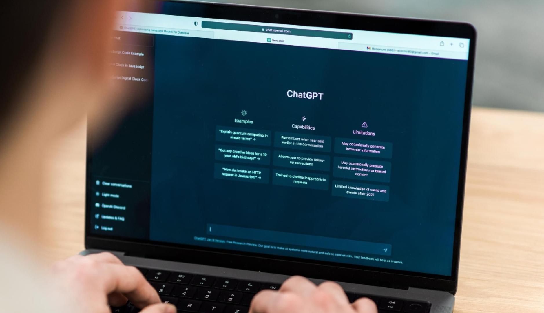 Un hombre usando el ordenador con ChatGPT en la pantalla