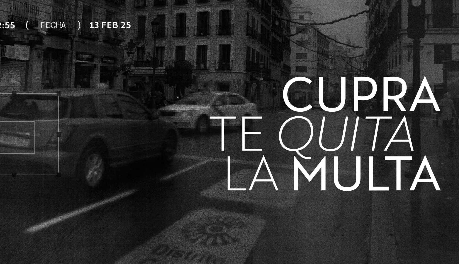 Foto en blanco y negro de un coche circulando por una zona de bajas emisiones