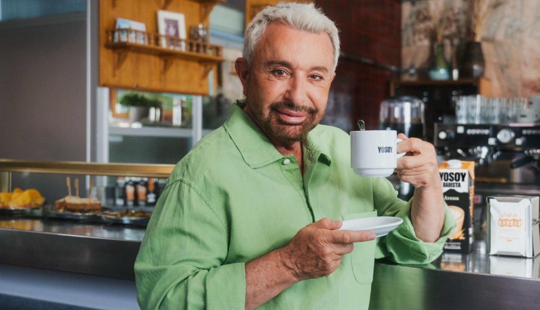 José Manuel Parada bebiendo un café