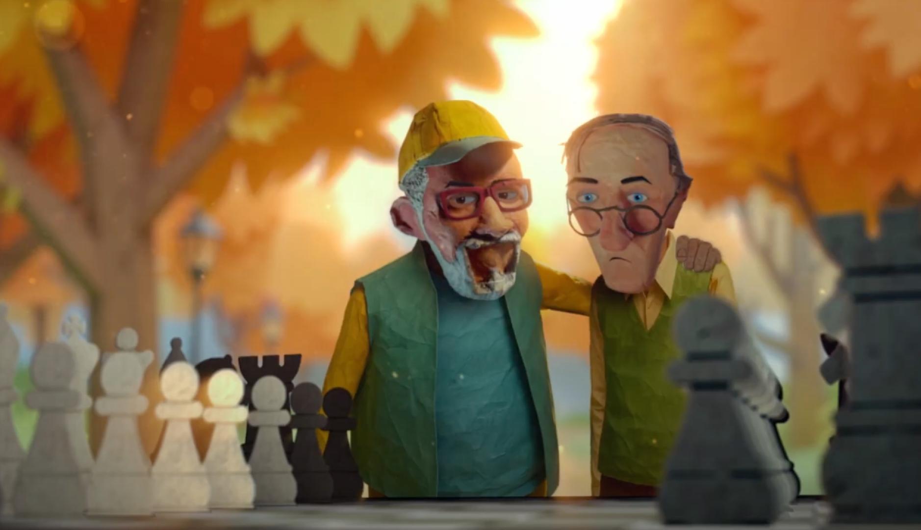 los dos amigos protagonistas del anuncio, mirando el tablero de ajedrez