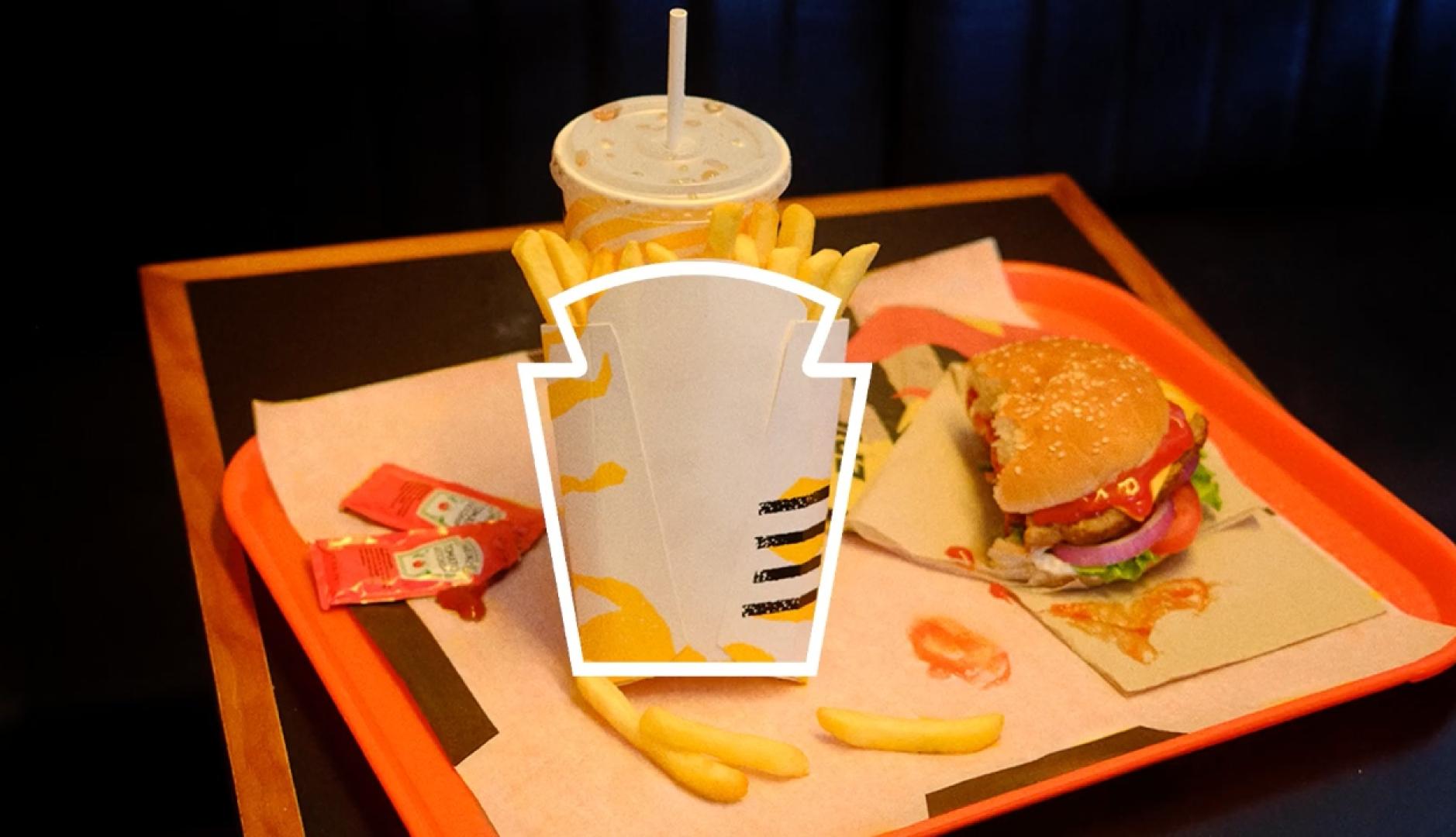 un envase de patatas fritas resaltado en su silueta para formar el logotipo de Heinz