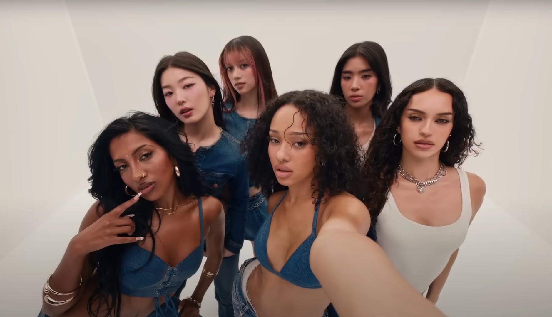 El grupo femenino Katseye en el anuncio de Gap