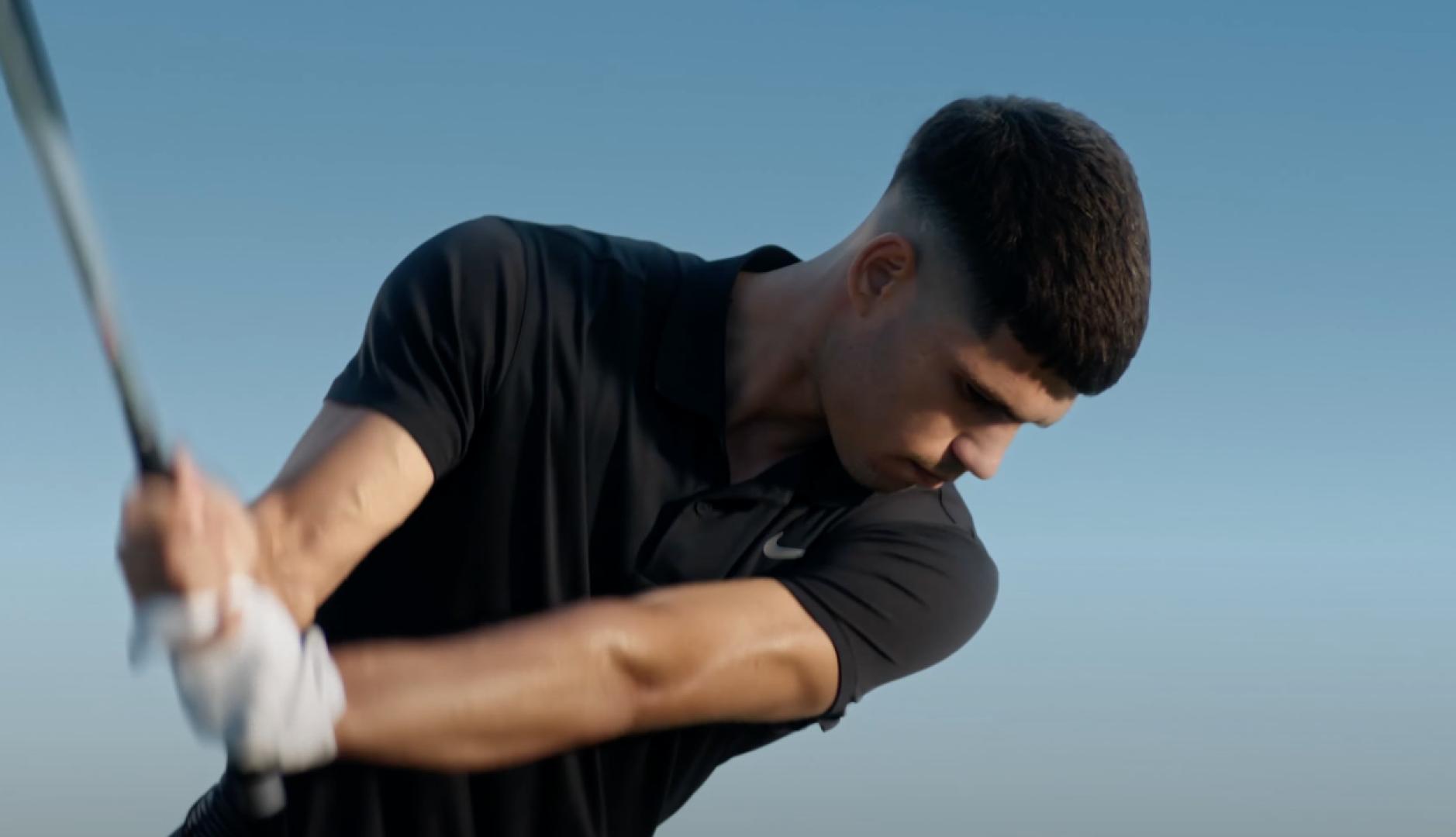 carlos alcaraz jugando al golf