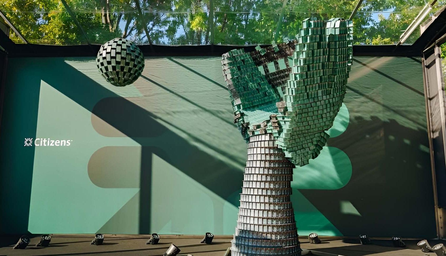 Guante de béisbol hecho con tarjetas de crédito