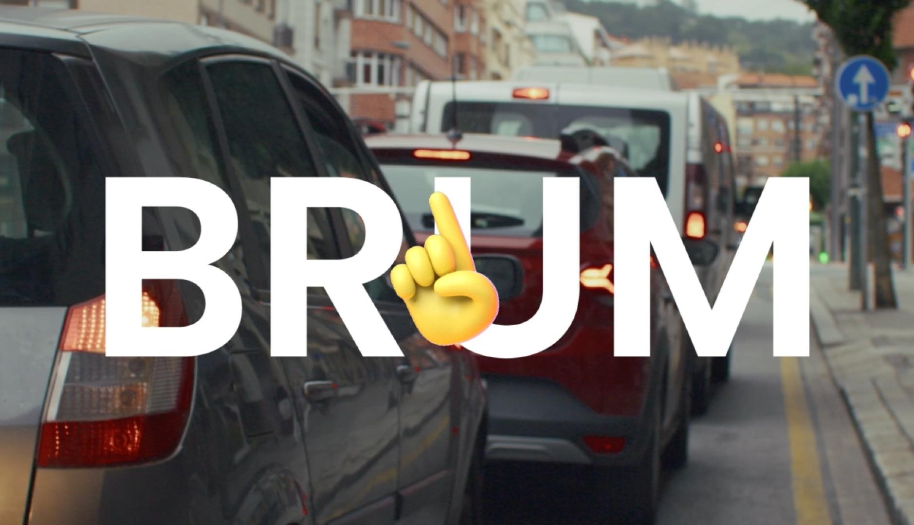 Un atasco de coches con el texto sobreimpreso "brum" y un emoji de una mano