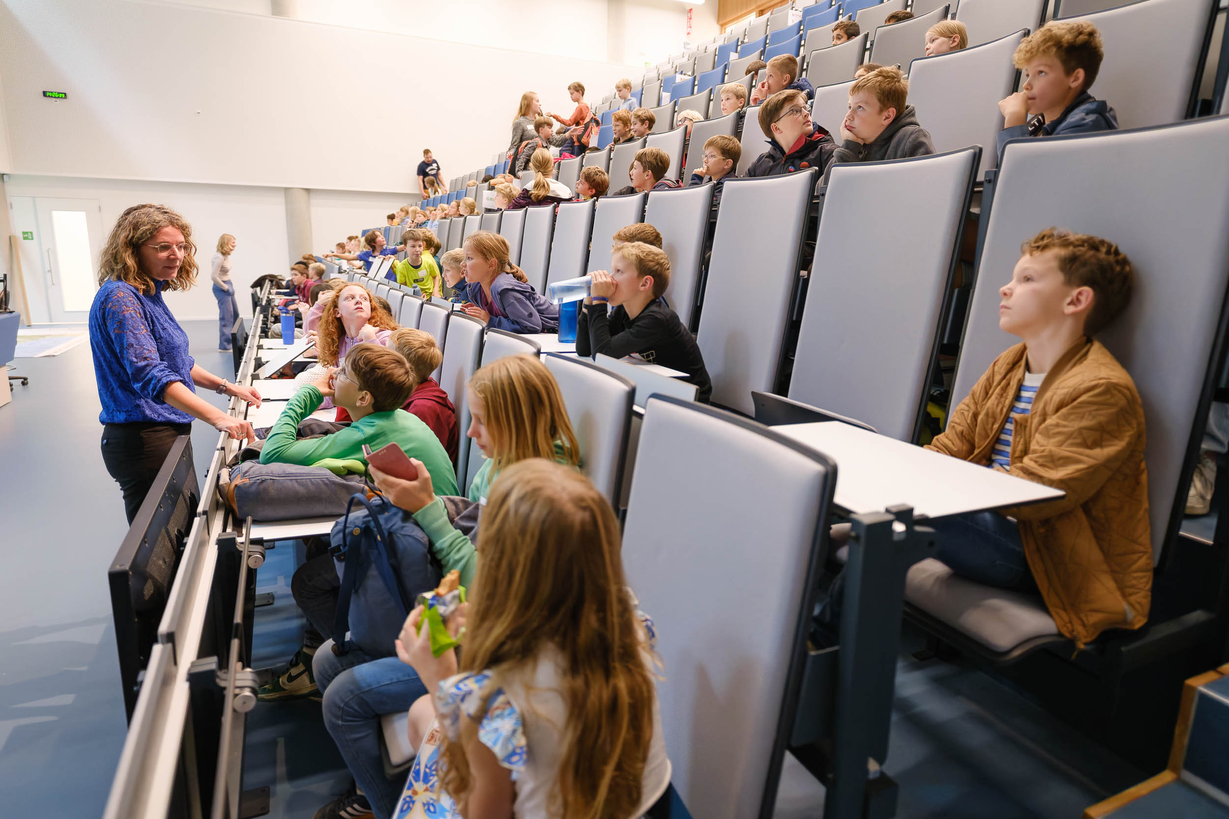 2120 年へタイムトラベルする子供たち