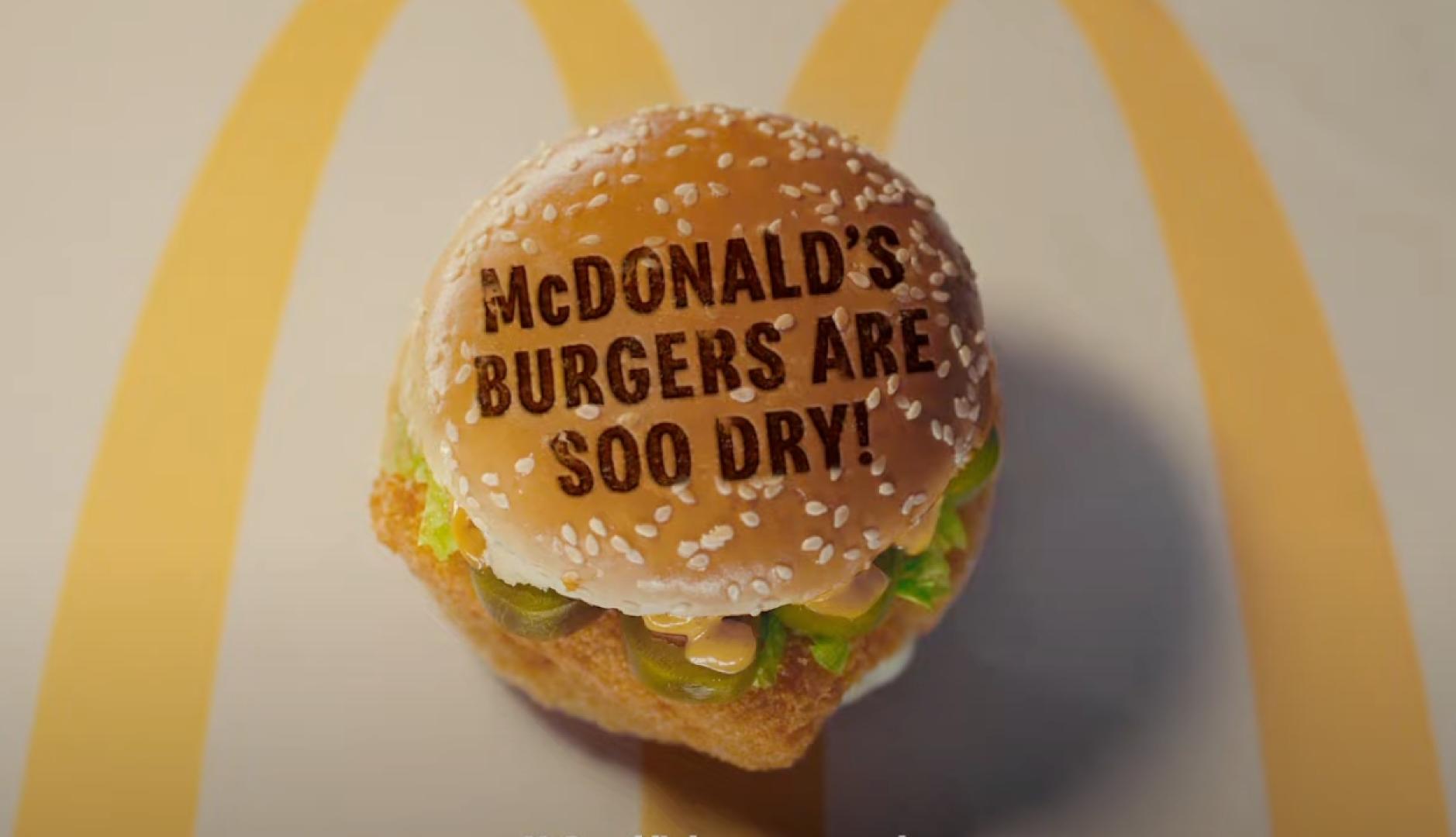 una hamburguesa de mcdonalds en cuyo pan se lee la frase de que sus burgers están secas