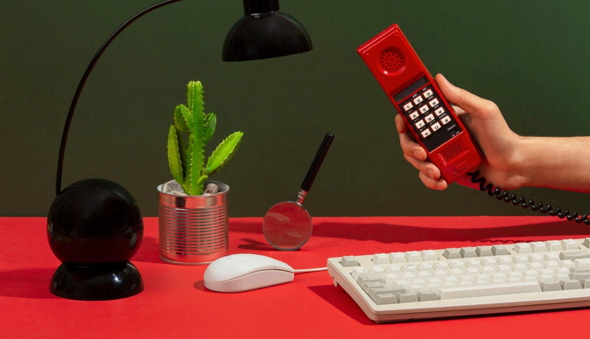 Una mano sujeta un teléfono antiguo