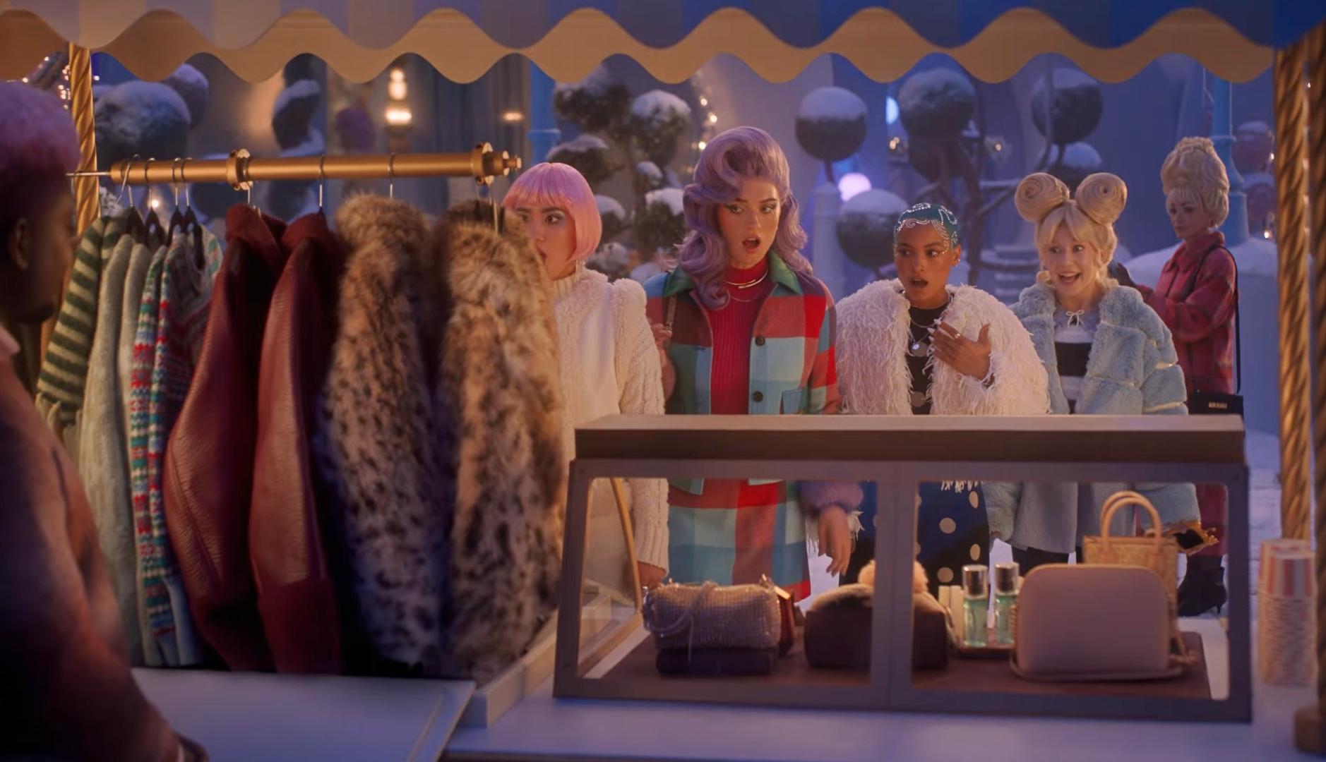 ウォルマートのクリスマス広告は、ファンタジーの世界でのショッピングの混乱を浮き彫りにします