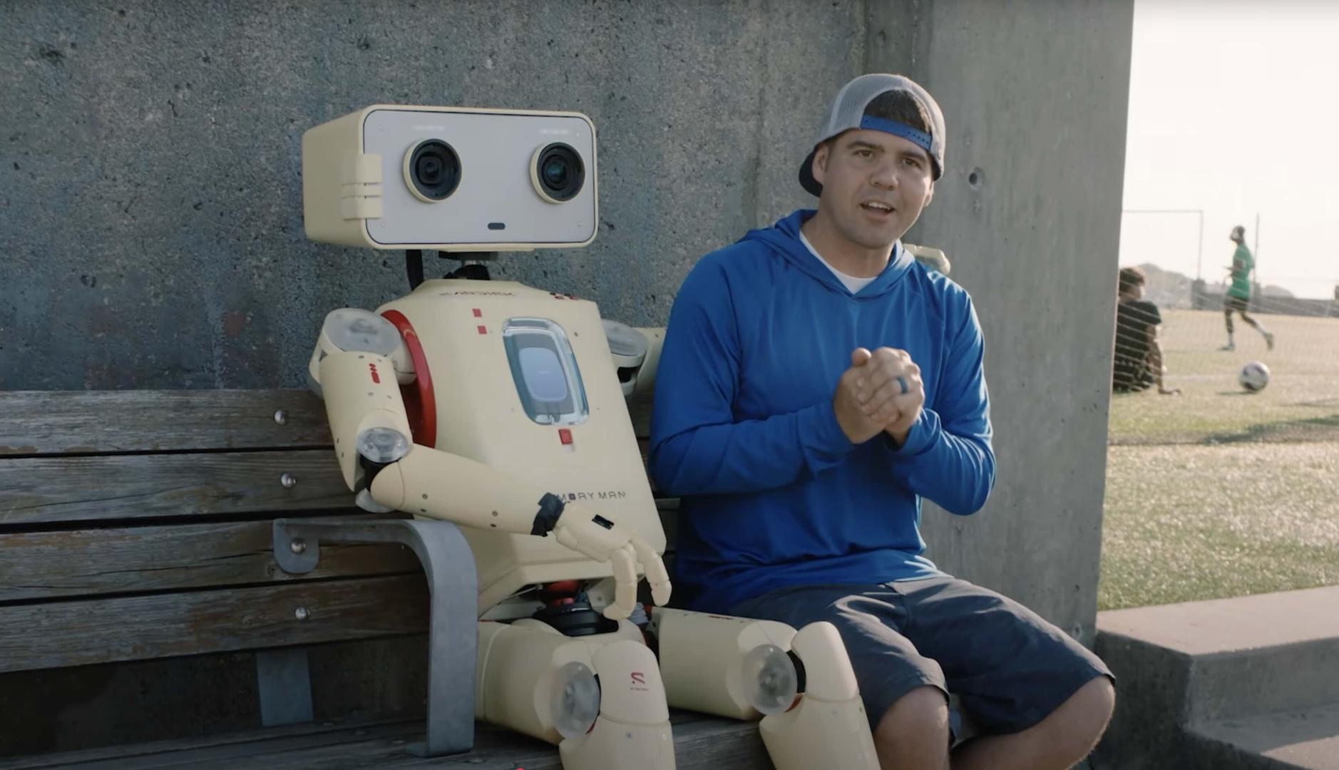 Un robot-cámara de Sandisk junto a un creador de contenido