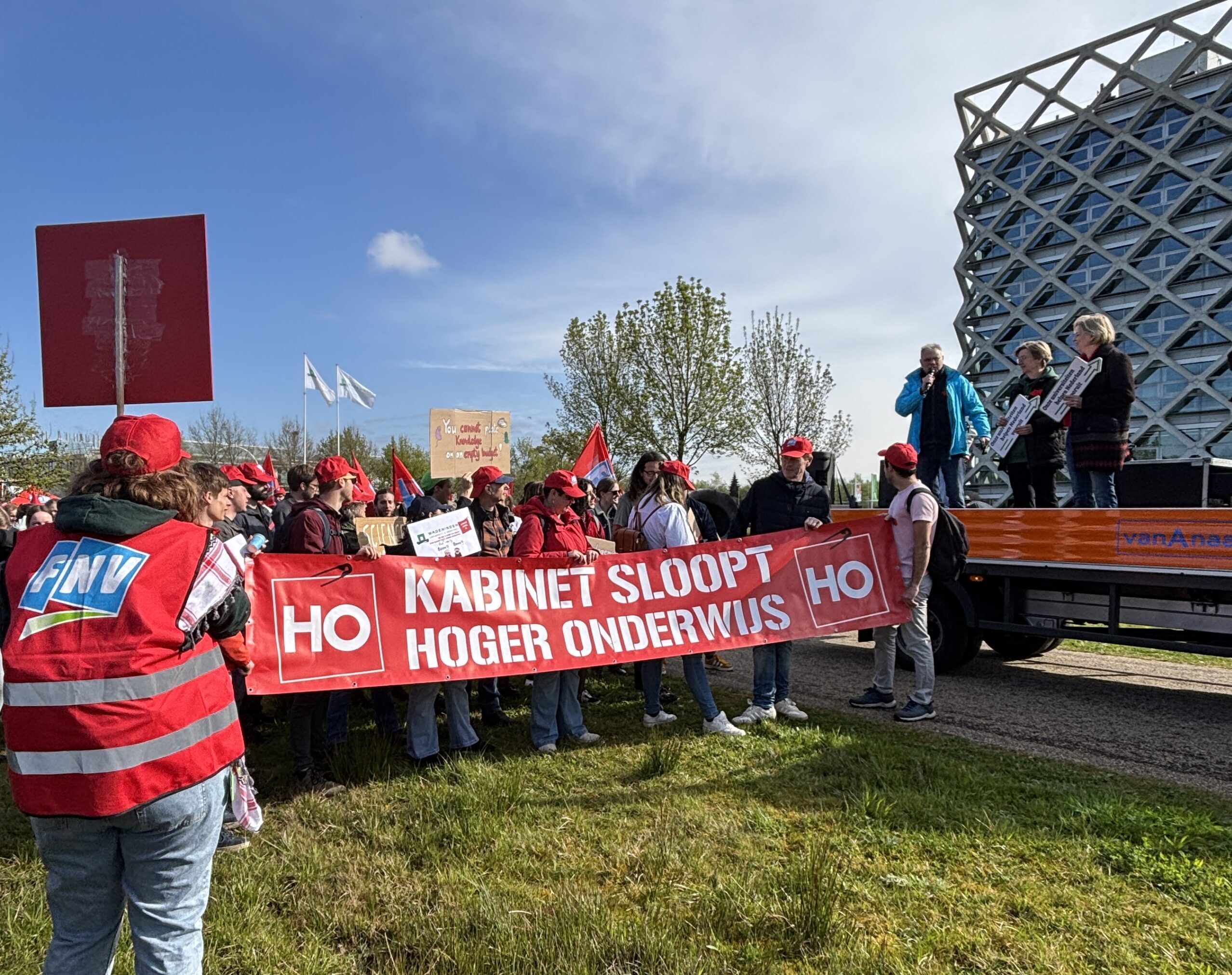 ヘイモヴァーラ氏、オランダ・タイムズ紙とリンク 人員削減への下落幅が拡大