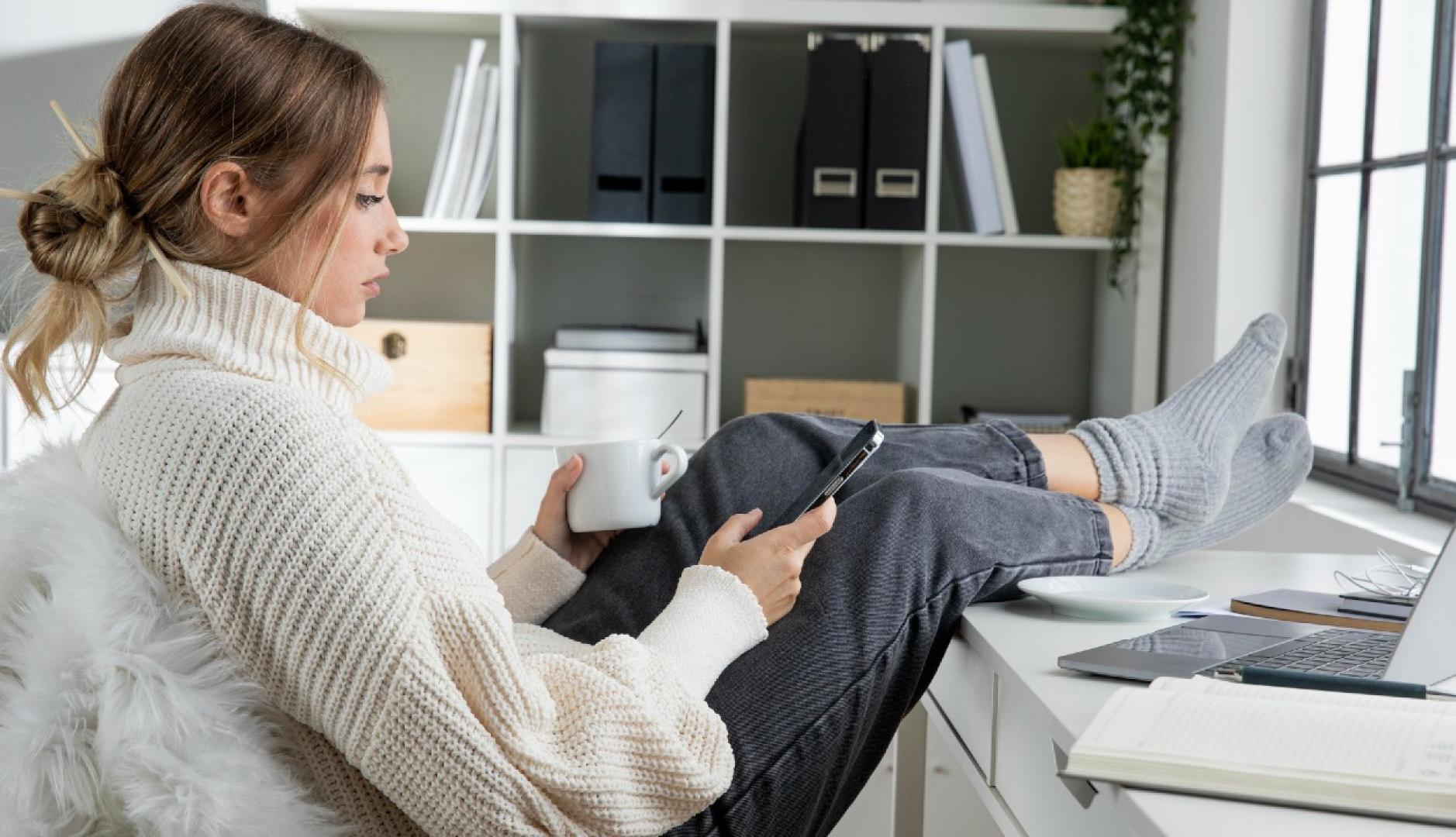 一部の企業は幸福と創造性を向上させるために靴を履かない方針を採用しています