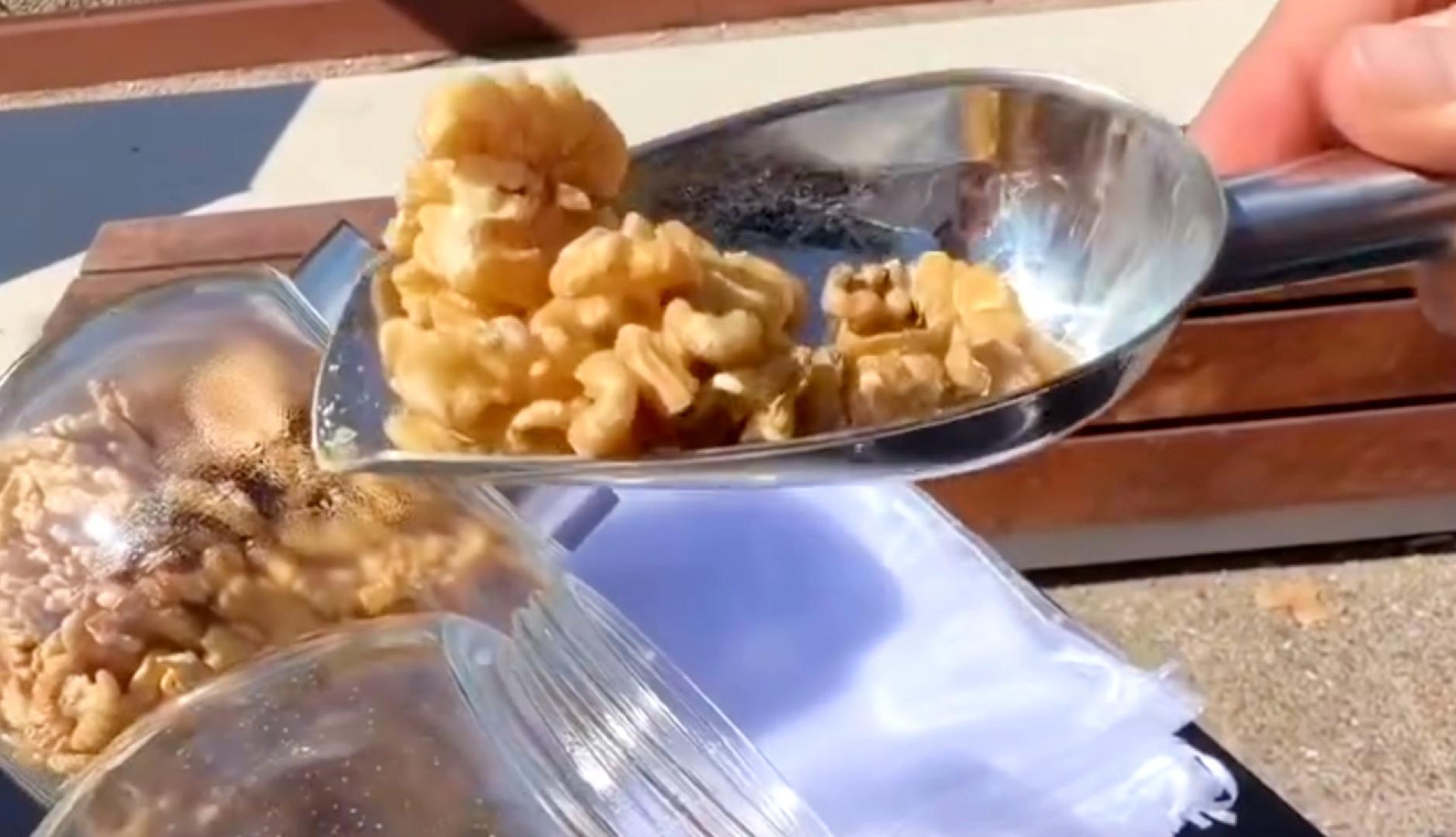 un cuenco con nueces peladas y al lado algunas en su cáscara