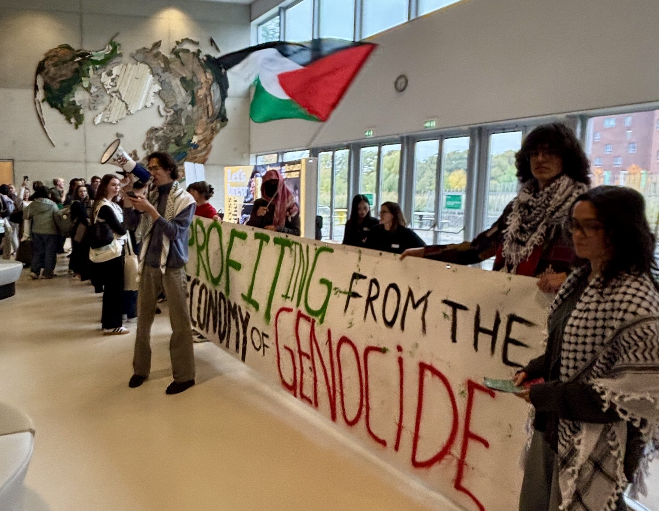 活動家がキャリアデーに登場