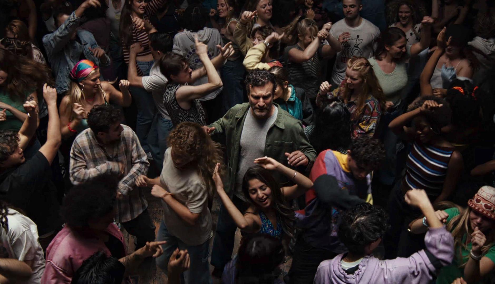 Gente bailando en una discoteca