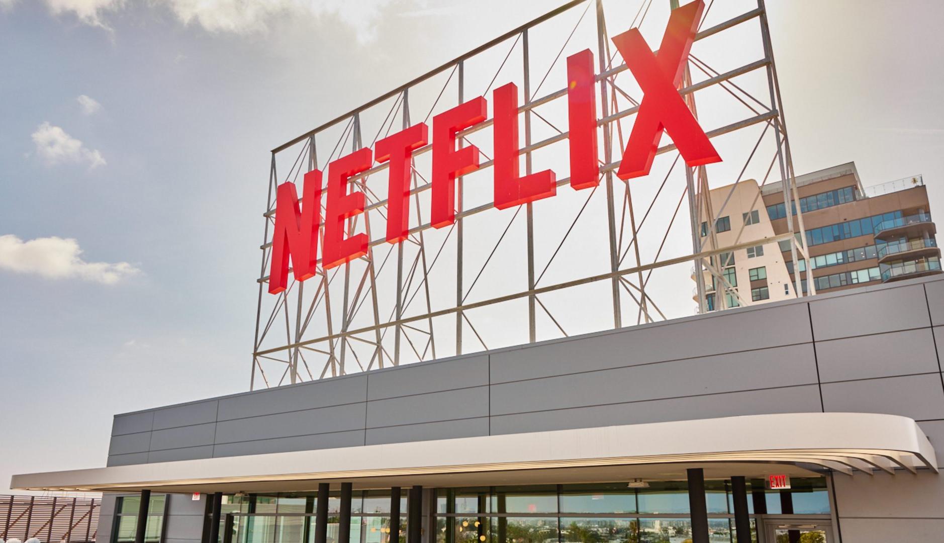 Cartel de Netflix sobre un edificio