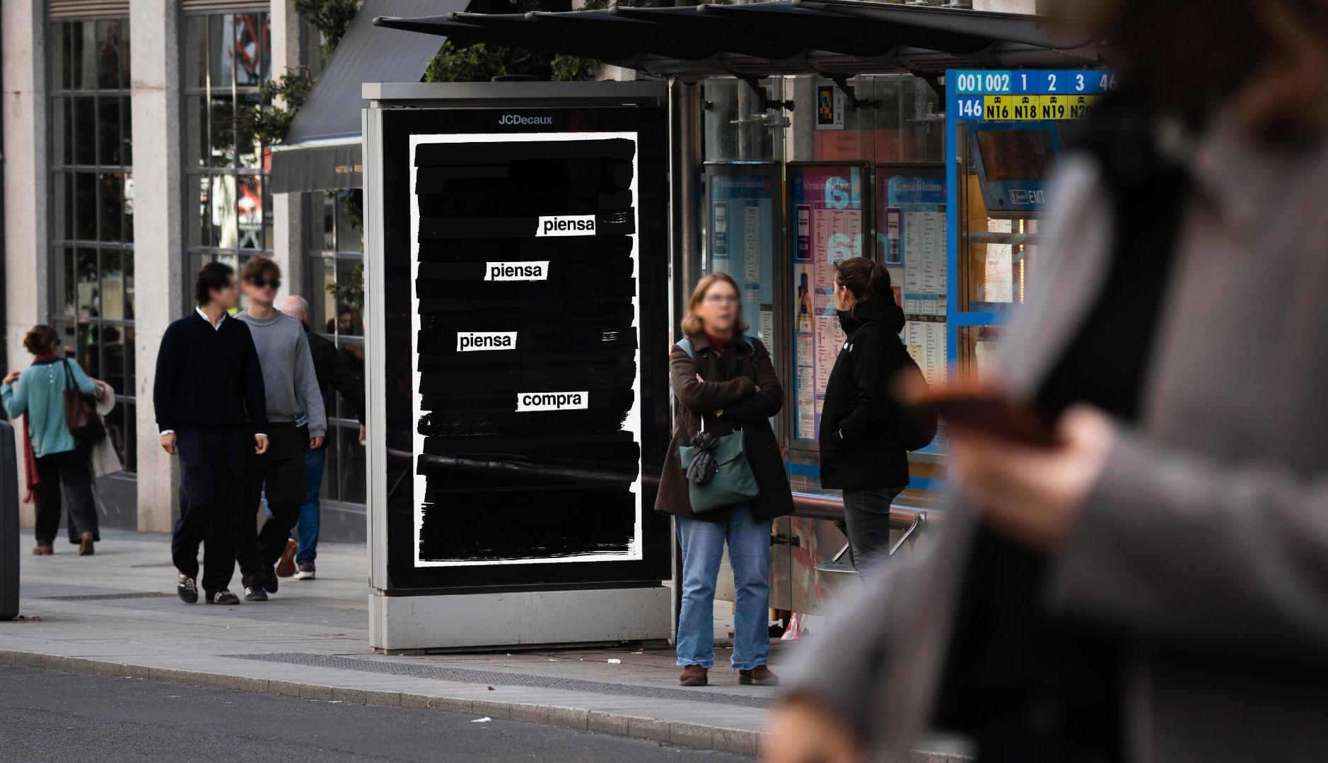 Mupi con campaña de B100