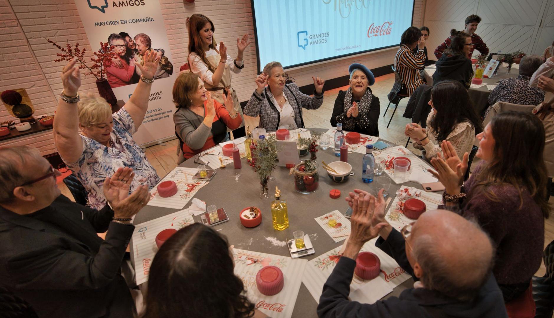 Personas mayores en un taller de velas creativas